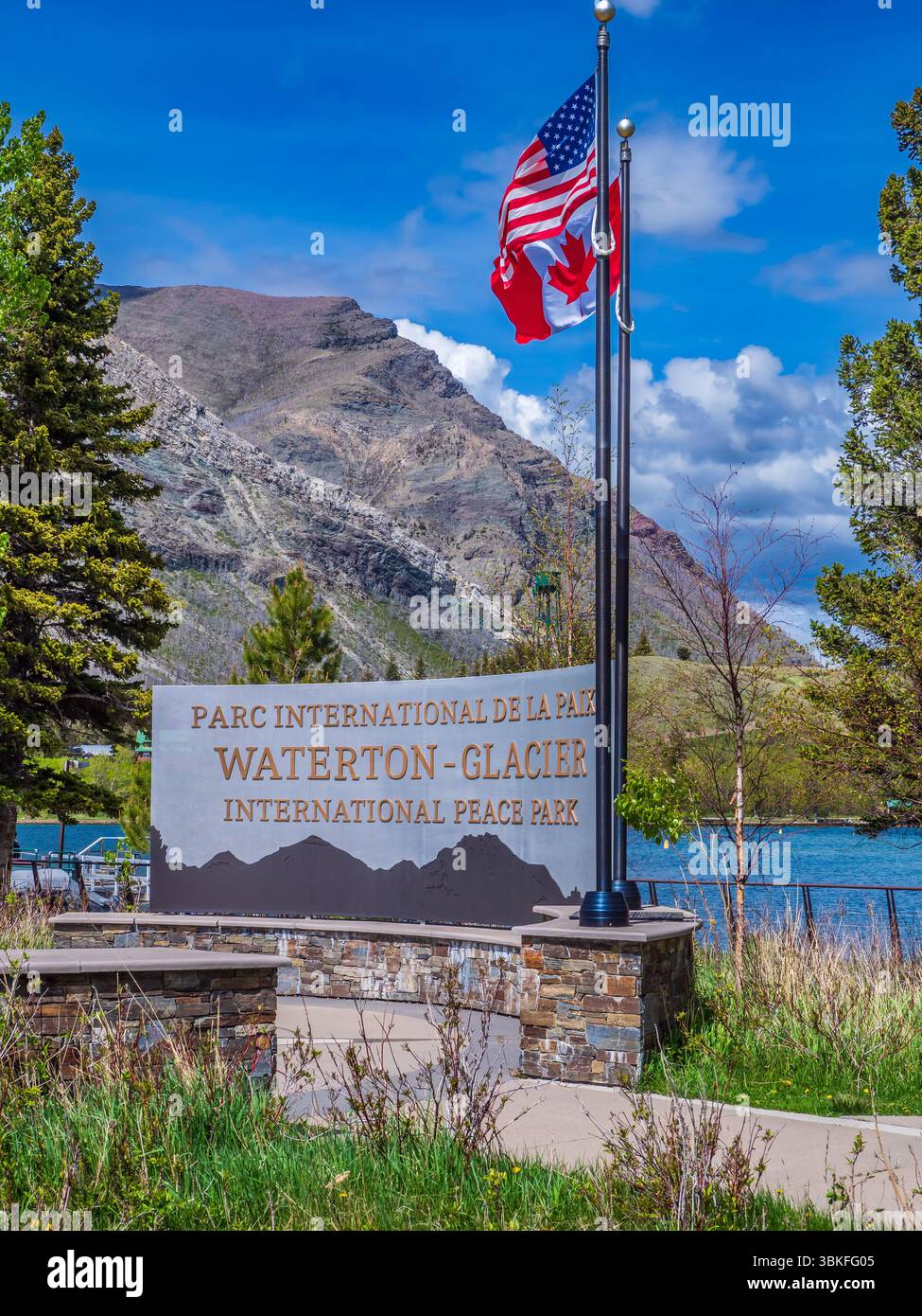Cartello del Waterton-Glacier International Peace Park, Waterton Lakes National Park, Alberta, Canada. Foto Stock