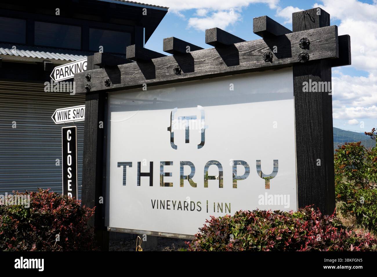 Firma presso il vigneto Therapy di Naramata nell'Okanagan, British Columbia, Canada Foto Stock