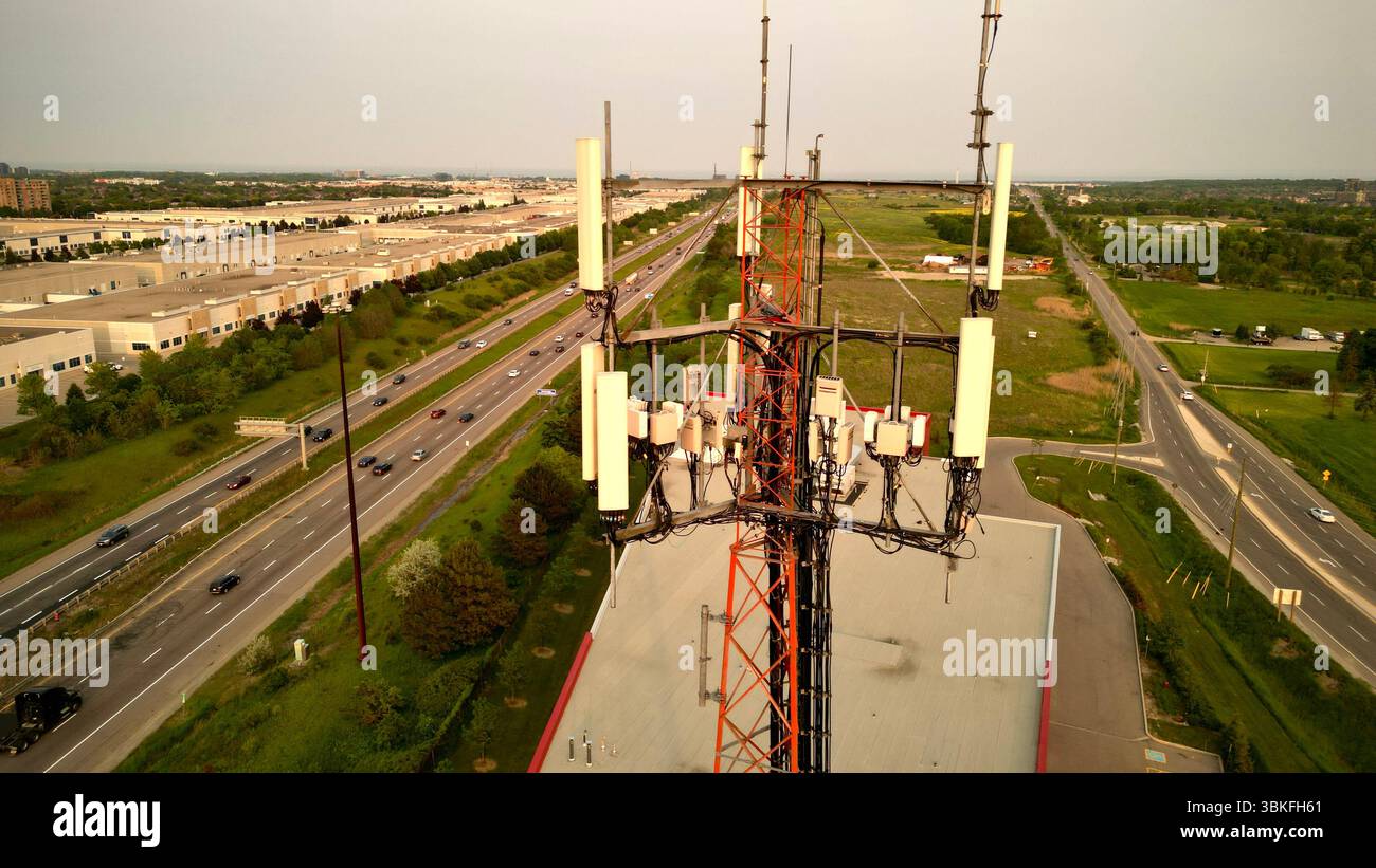 In alto, catturando i dettagli complessi di una torre cellulare: Cavi, antenne e l'infrastruttura nascosta che ci tiene tutti connessi Foto Stock