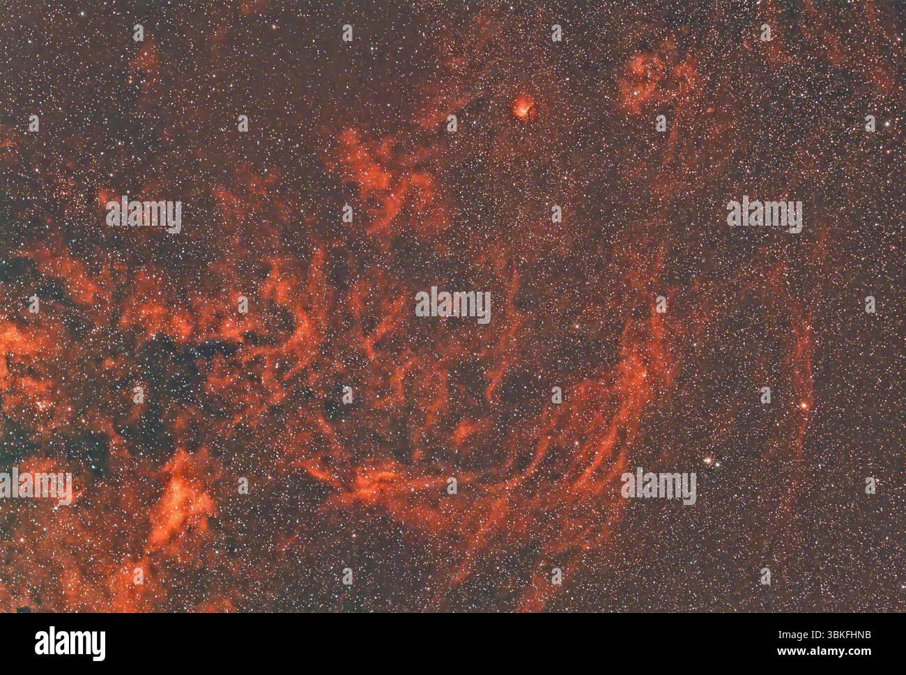 NGC 6914, una nebulosa a riflessione rossa nella costellazione di Cygnus. Sfondi del cielo notturno con mappe stellari Foto Stock
