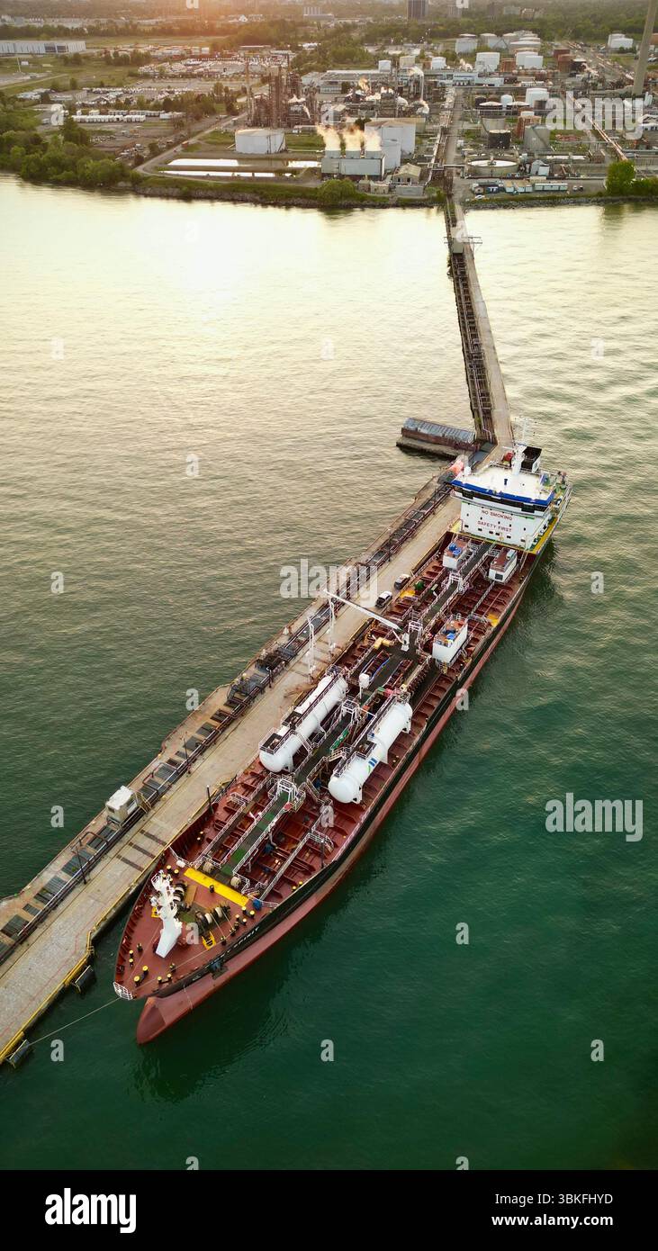 Forza industriale in ogni dettaglio: Uno sguardo più da vicino allo stabilimento Petro-Canada, dove l'energia incontra la precisione ingegneristica Foto Stock