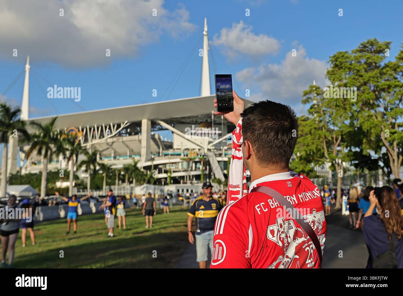 Miami, Stati Uniti. 20 giugno 2025. I tifosi del Bayern arrivano per la partita tra il Bayern Monaco e IL CA Boca Juniors, per il secondo turno del gruppo C per la Coppa del mondo FIFA Club 2025, all'Hard Rock Stadium di Miami, Stati Uniti, il 20 giugno 2025. Foto: Heuler Andrey/DiaEsportivo/Alamy Live News crediti: DiaEsportivo/Alamy Live News Foto Stock