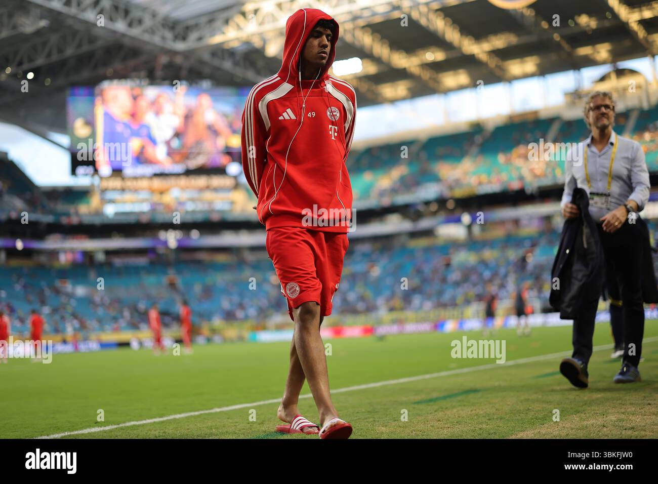 Miami, Stati Uniti. 20 giugno 2025. Adam Aznou del Bayern arriva per la partita tra FC Bayern Monaco e CA Boca Juniors, per il secondo turno del gruppo C per la Coppa del mondo per club FIFA 2025, all'Hard Rock Stadium di Miami, Stati Uniti, il 20 giugno 2025. Foto: Heuler Andrey/DiaEsportivo/Alamy Live News crediti: DiaEsportivo/Alamy Live News Foto Stock