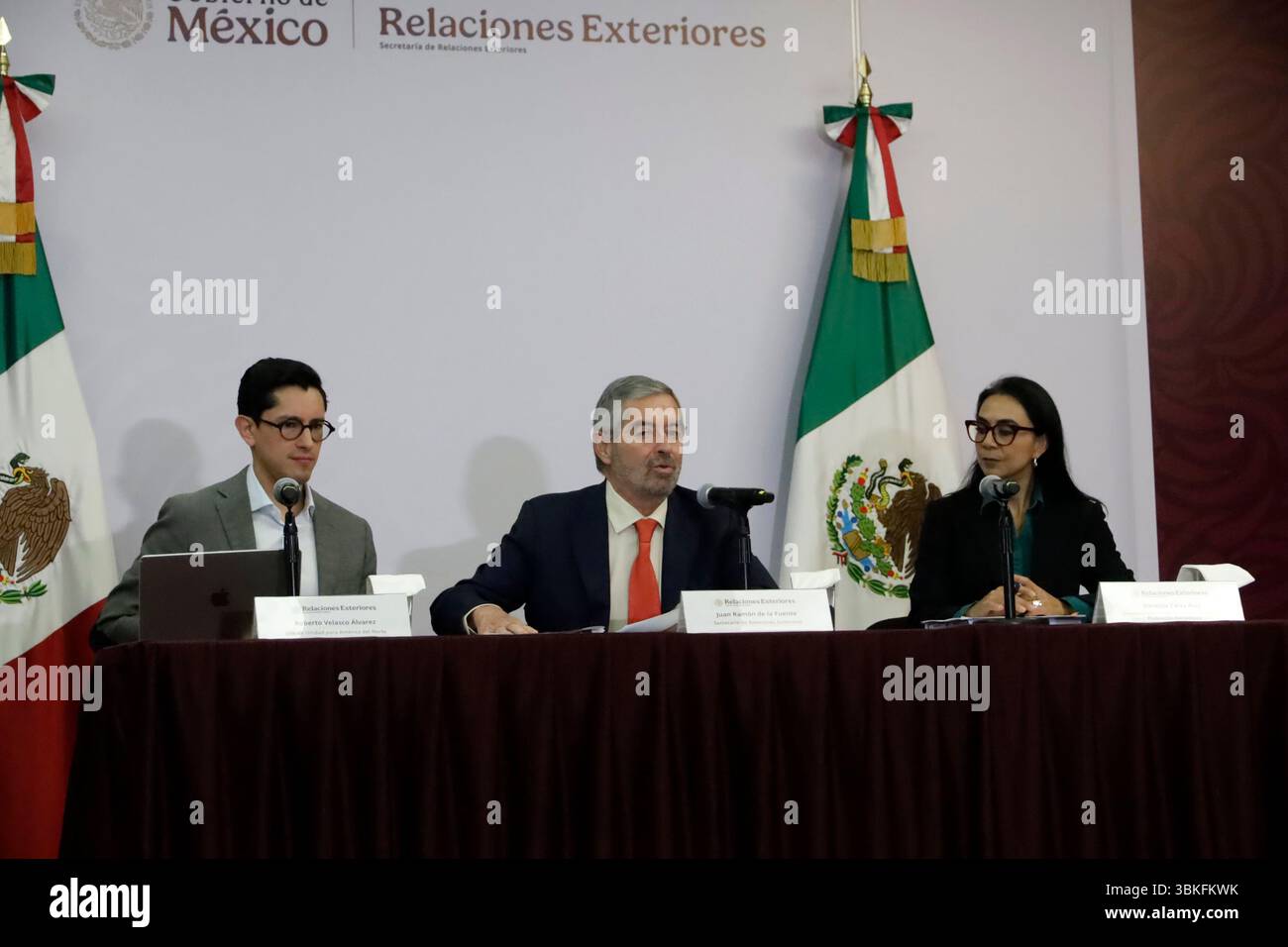Città del Messico, Messico. 20 giugno 2025. Il capo dell'unità Nord America, Roberto Velasco; il ministro degli Esteri del Messico, Juan Ramon de la Fuente e il direttore della protezione consolare e della pianificazione strategica, Vanessa Calva Ruiz durante la presentazione del programma per il rafforzamento della rete consolare negli Stati Uniti, presso il Ministero degli affari Esteri di città del Messico. Il 20 giugno 2025 a città del Messico, Messico. (Foto di Luis Barron/Eyepix Group/Sipa USA) credito: SIPA USA/Alamy Live News Foto Stock