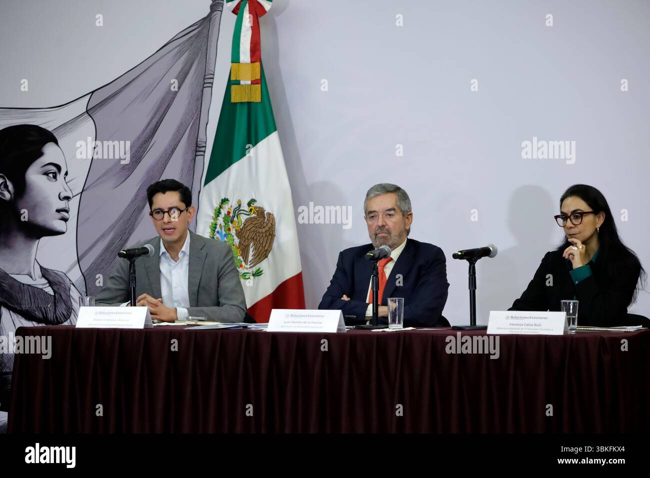 Città del Messico, Messico. 20 giugno 2025. Il capo dell'unità Nord America, Roberto Velasco; il ministro degli Esteri del Messico, Juan Ramon de la Fuente e il direttore della protezione consolare e della pianificazione strategica, Vanessa Calva Ruiz durante la presentazione del programma per il rafforzamento della rete consolare negli Stati Uniti, presso il Ministero degli affari Esteri di città del Messico. Il 20 giugno 2025 a città del Messico, Messico. (Foto di Luis Barron/Eyepix Group/Sipa USA) credito: SIPA USA/Alamy Live News Foto Stock