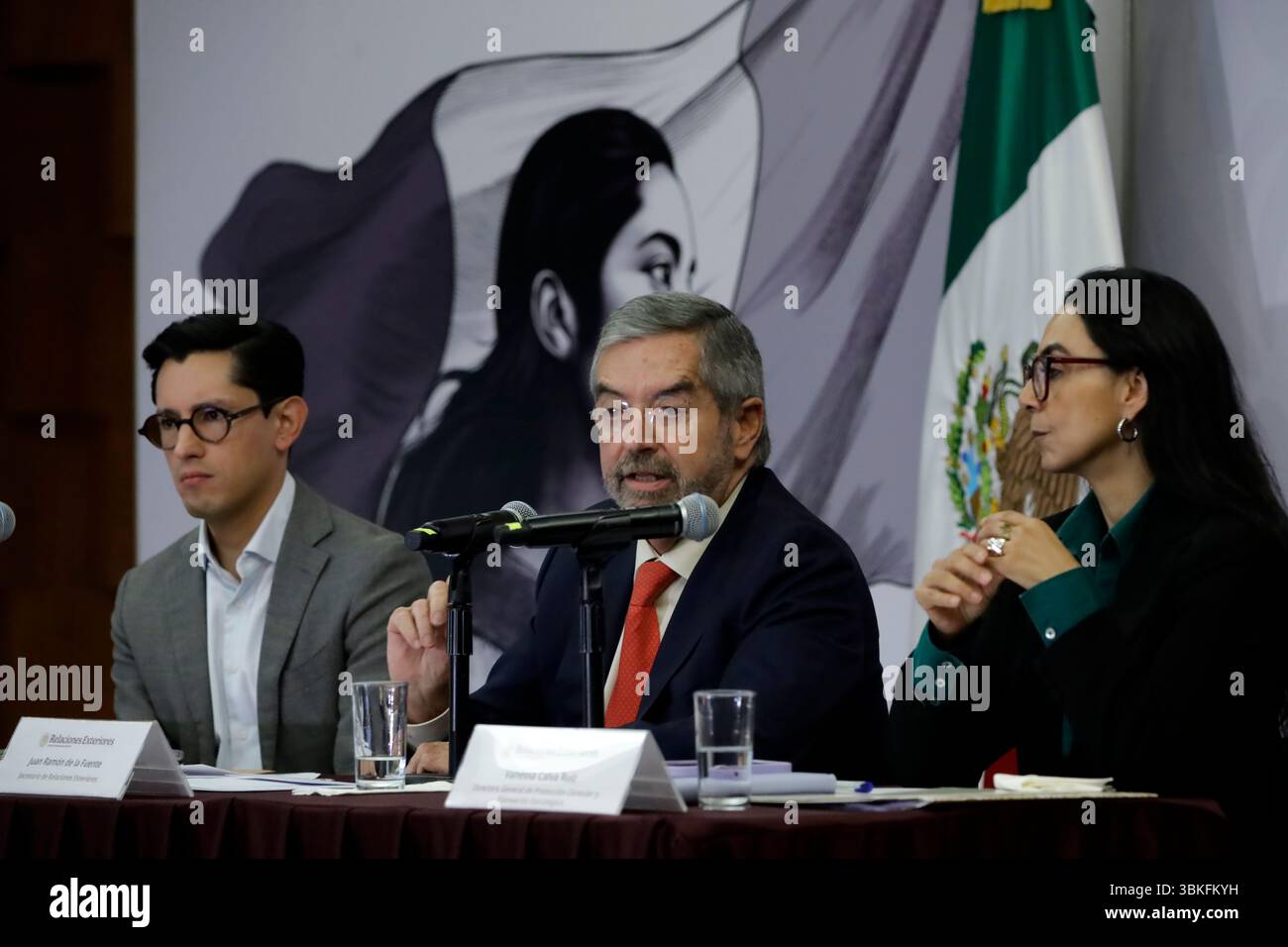 Città del Messico, Messico. 20 giugno 2025. Il capo dell'unità Nord America, Roberto Velasco; il ministro degli Esteri del Messico, Juan Ramon de la Fuente e il direttore della protezione consolare e della pianificazione strategica, Vanessa Calva Ruiz durante la presentazione del programma per il rafforzamento della rete consolare negli Stati Uniti, presso il Ministero degli affari Esteri di città del Messico. Il 20 giugno 2025 a città del Messico, Messico. (Foto di Luis Barron/Eyepix Group/Sipa USA) credito: SIPA USA/Alamy Live News Foto Stock