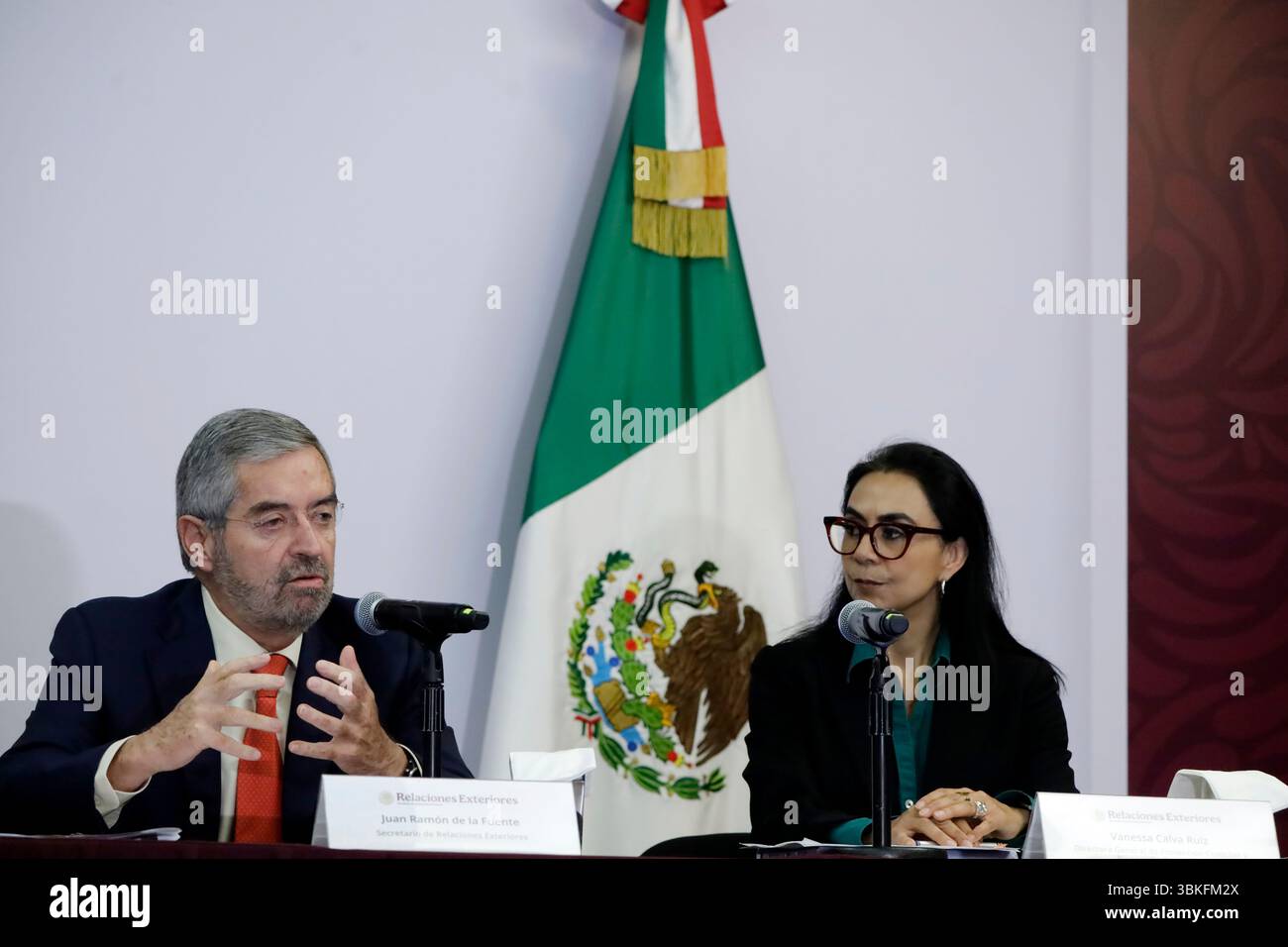 Città del Messico, Messico. 20 giugno 2025. Il ministro degli affari esteri del Messico Juan Ramon de la Fuente e il direttore della protezione consolare e della pianificazione strategica Vanessa Calva Ruiz durante la presentazione del programma per il rafforzamento della rete consolare negli Stati Uniti, presso il Ministero degli affari Esteri di città del Messico. Il 20 giugno 2025 a città del Messico, Messico. (Foto di Luis Barron/Eyepix Group/Sipa USA) credito: SIPA USA/Alamy Live News Foto Stock
