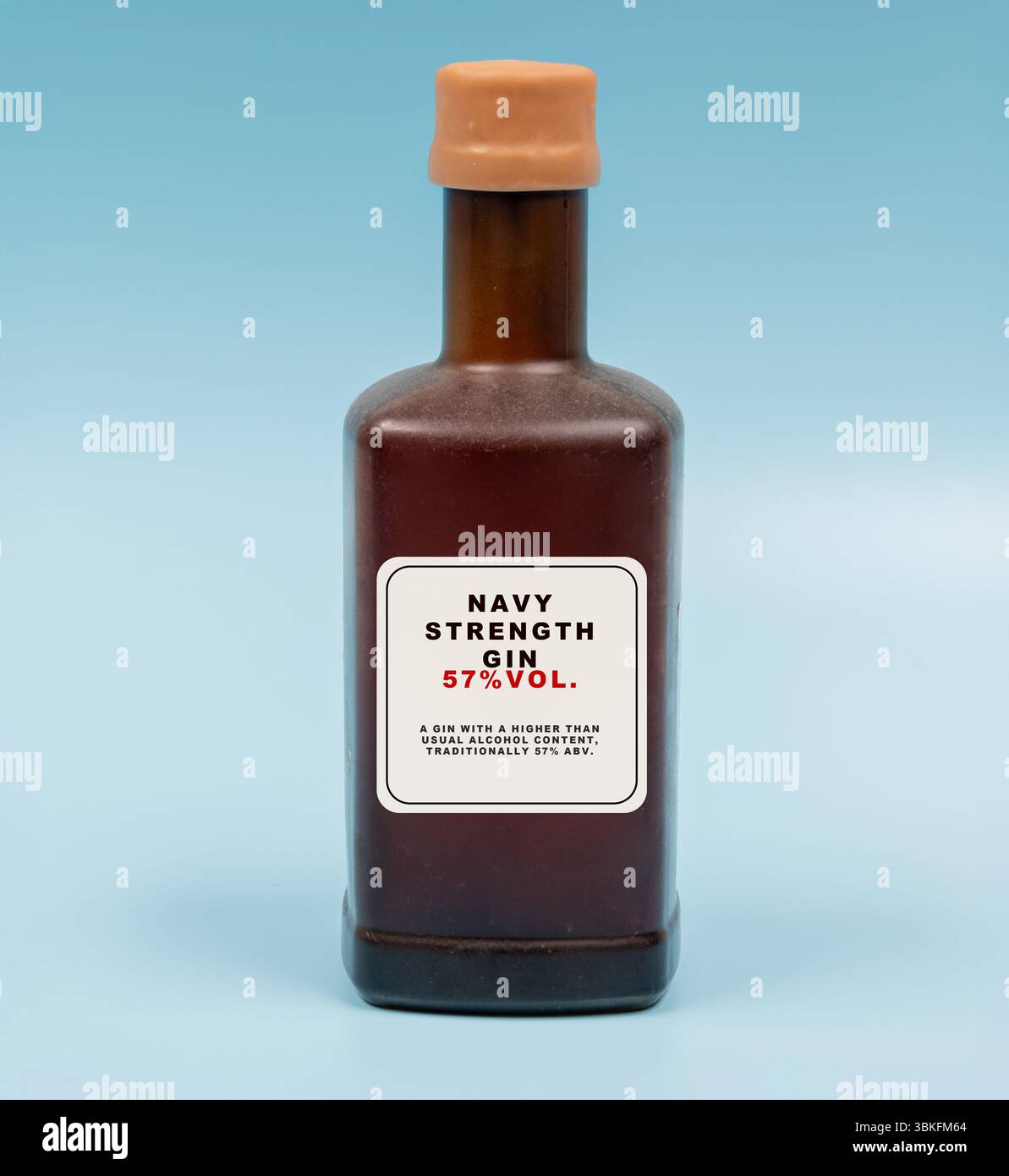 Gin Navy Force. Un gin con un contenuto alcolico superiore al solito, tradizionalmente 57% ABV. Navy Strength Gin è noto per il suo sapore audace e la maggiore gradazione alcolica, il che lo rende ideale per cocktail dove il gin ha bisogno di distinguersi. È spesso apprezzato dagli appassionati che ne apprezzano l'intensità. Foto Stock