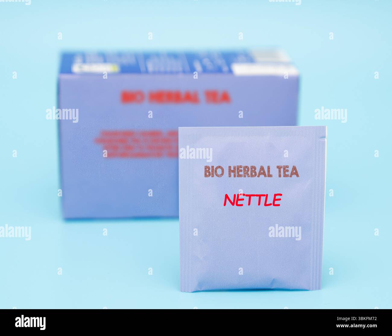 Bollitore per tè. Noto per i suoi effetti antinfiammatori, il supporto della funzionalità renale e il suo alto contenuto di ferro. Foto Stock