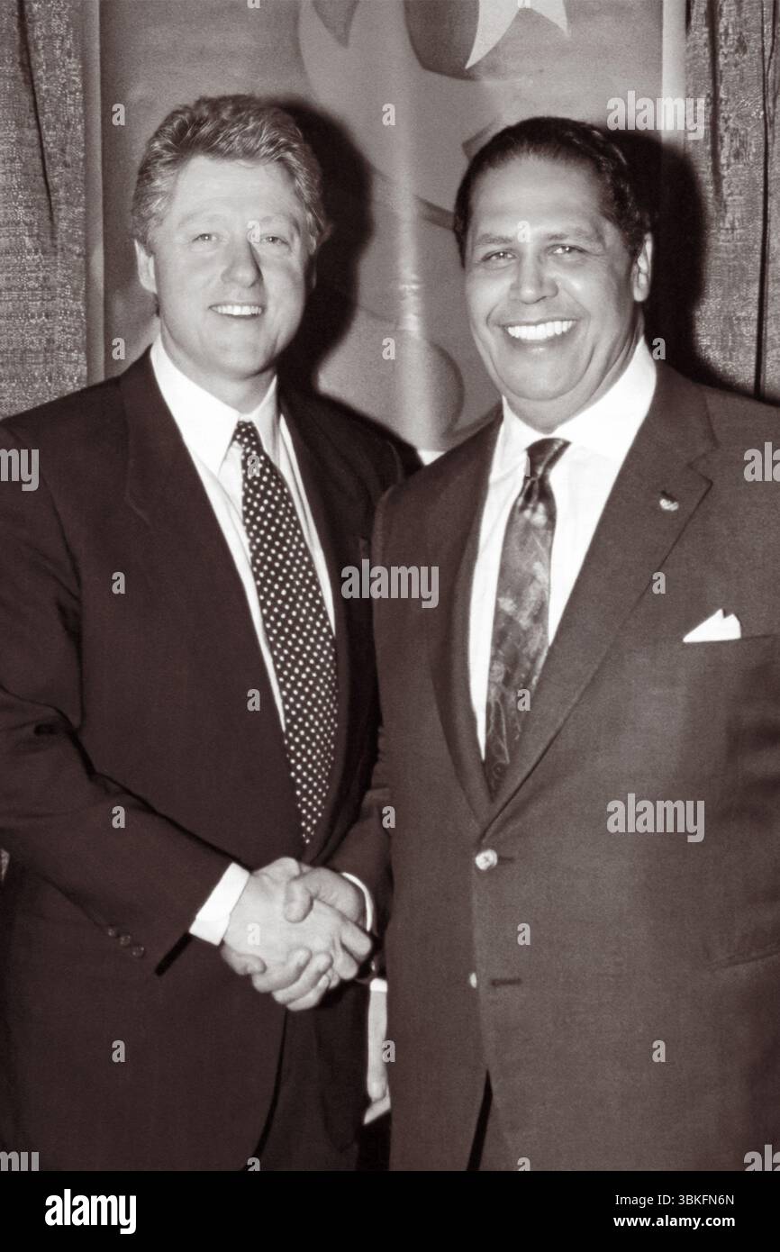 Il presidente Bill Clinton e il sindaco di Atlanta Maynard Jackson stringono la mano a una riunione del comitato olimpico il 19 marzo 1993, ad Atlanta, in Georgia, riguardante i prossimi Giochi olimpici del centenario estivo del 1996 che si terranno ad Atlanta. (USA) Foto Stock