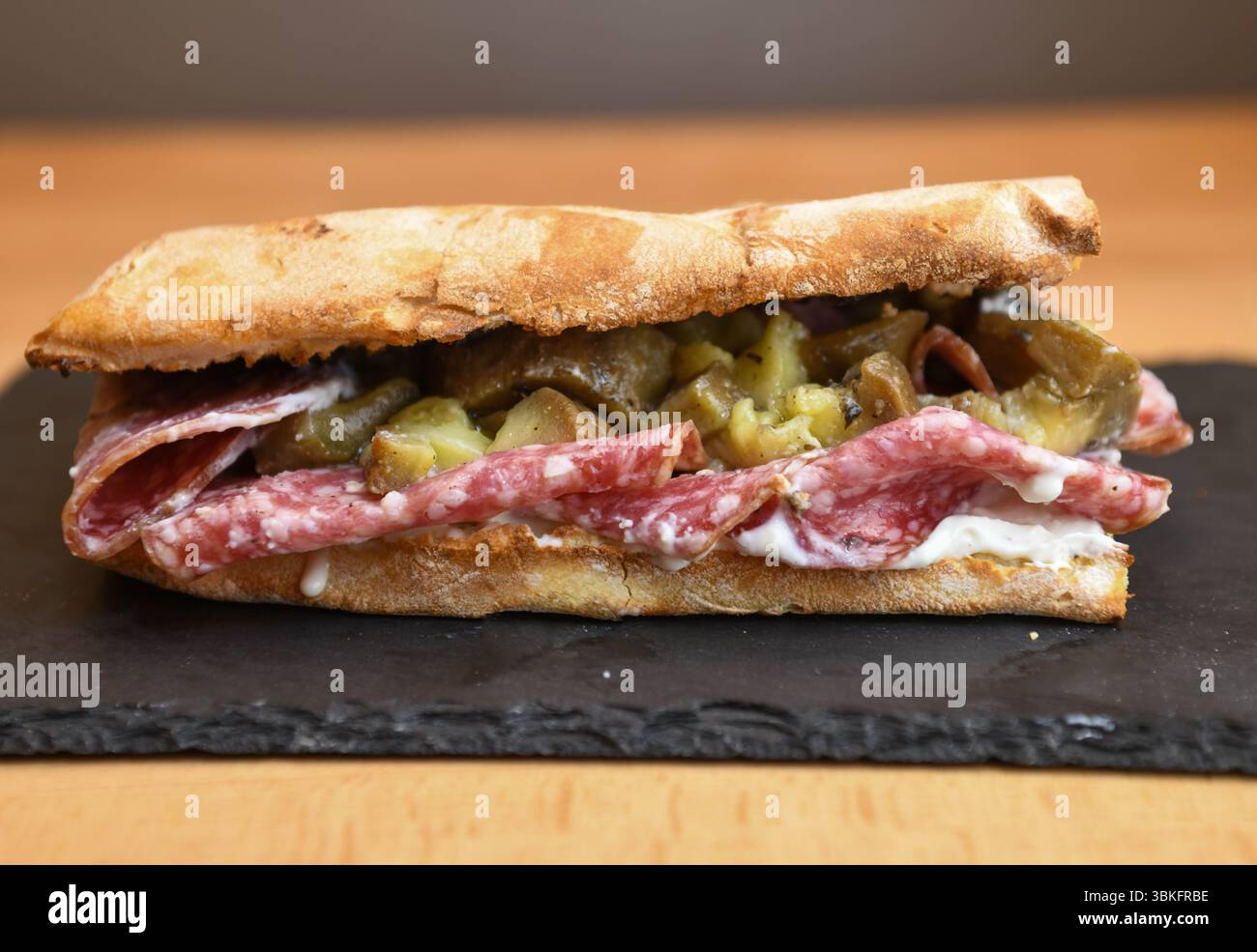 Ciabatta sandwich con salame e cetrioli sottaceto Foto Stock