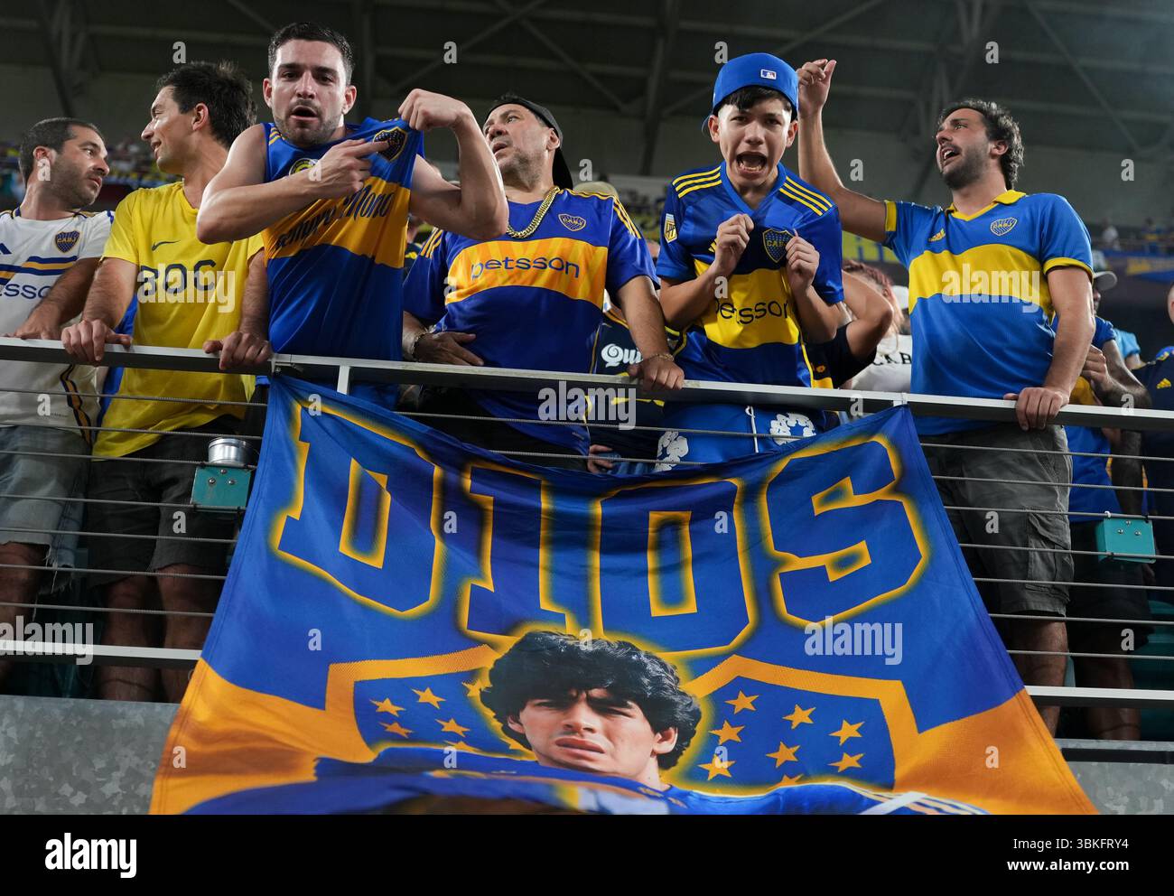 Miami, Stati Uniti. 20 giugno 2025. I tifosi del CA Boca Juniors reagiscono prima della partita del gruppo C tra il Bayern Monaco di Germania e IL CA Boca Juniors di Argentina alla Coppa del mondo per club FIFA 2025 all'Hard Rock Stadium di Miami, Stati Uniti, 20 giugno 2025. Crediti: Huang Zongzhi/Xinhua/Alamy Live News Foto Stock