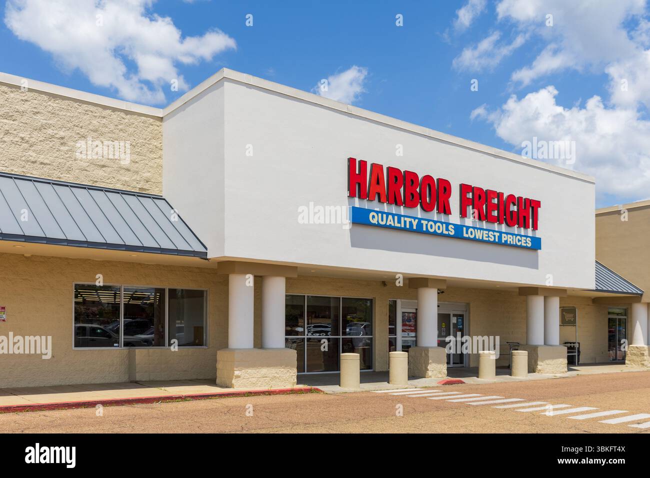 Ridgeland, MS - 10 giugno 2025: Harbor Freight Tools è un rivenditore privato americano di attrezzature e utensili Foto Stock