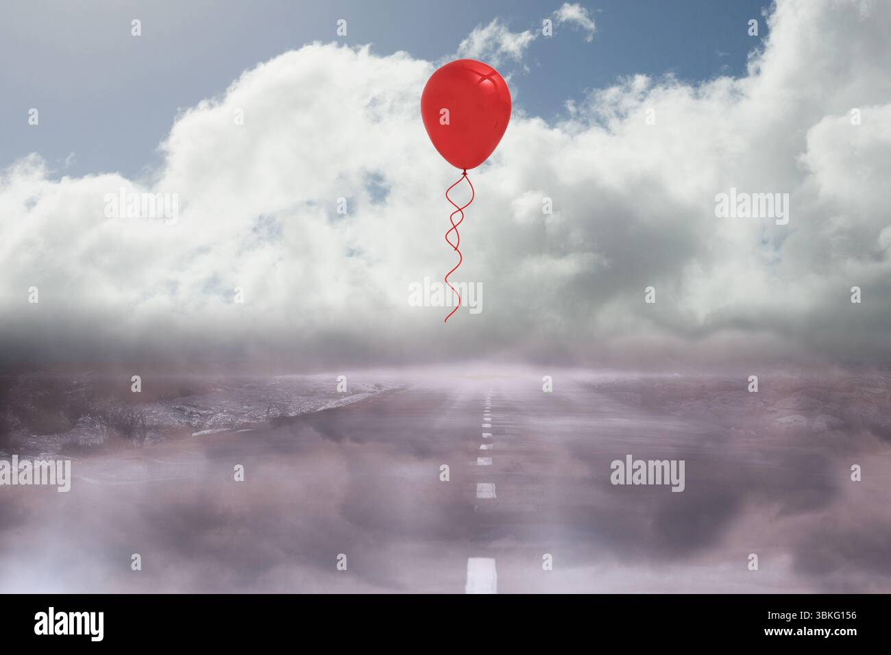 Il palloncino rosso a elio galleggia sopra l'autostrada nebbiosa a due corsie sotto una fitta copertura nuvolosa, design piatto Foto Stock