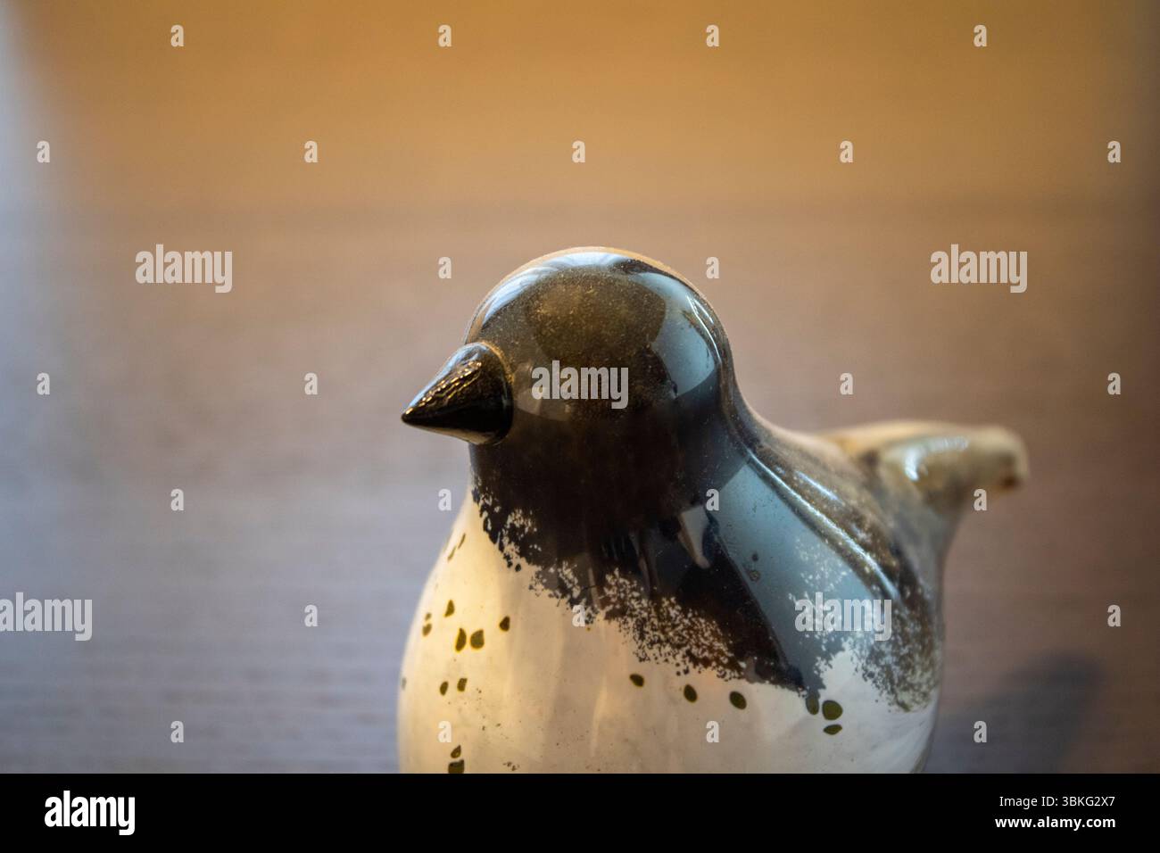 Primo piano di un uccello di marmo su un tavolo di legno Foto Stock