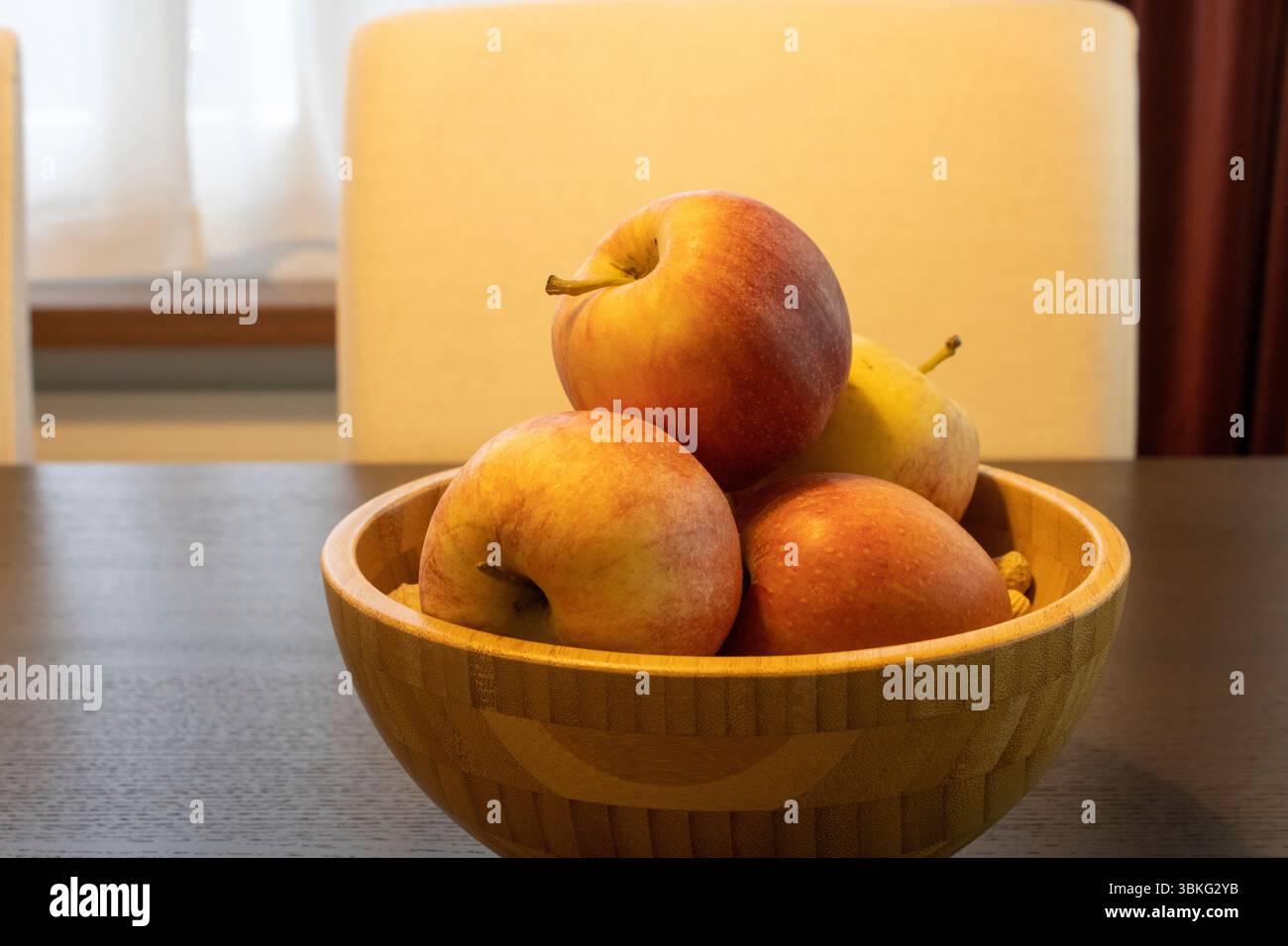 Cestino di mele in legno Foto Stock