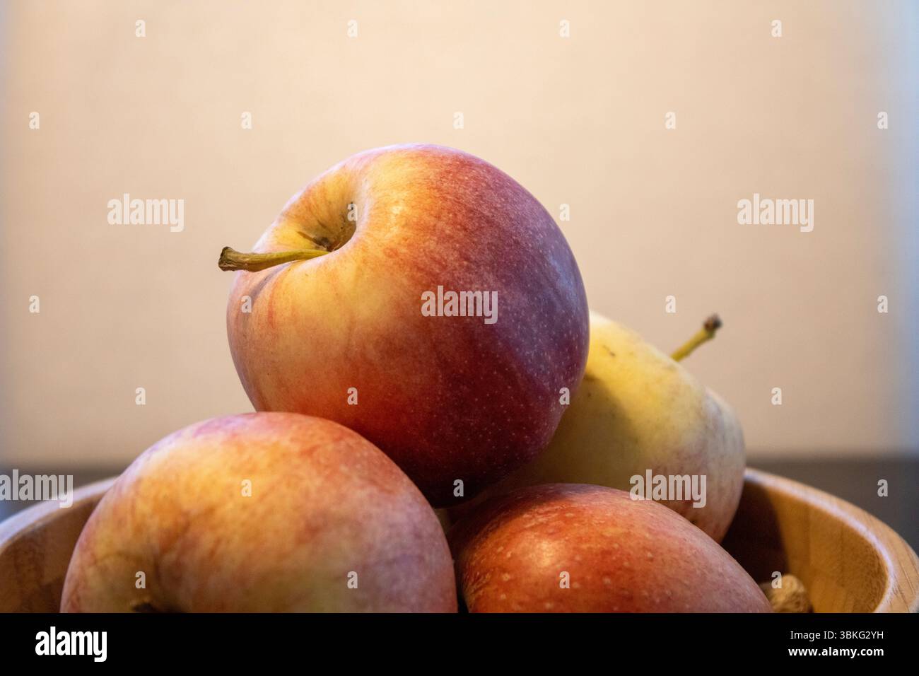 Cestino di mele in legno Foto Stock