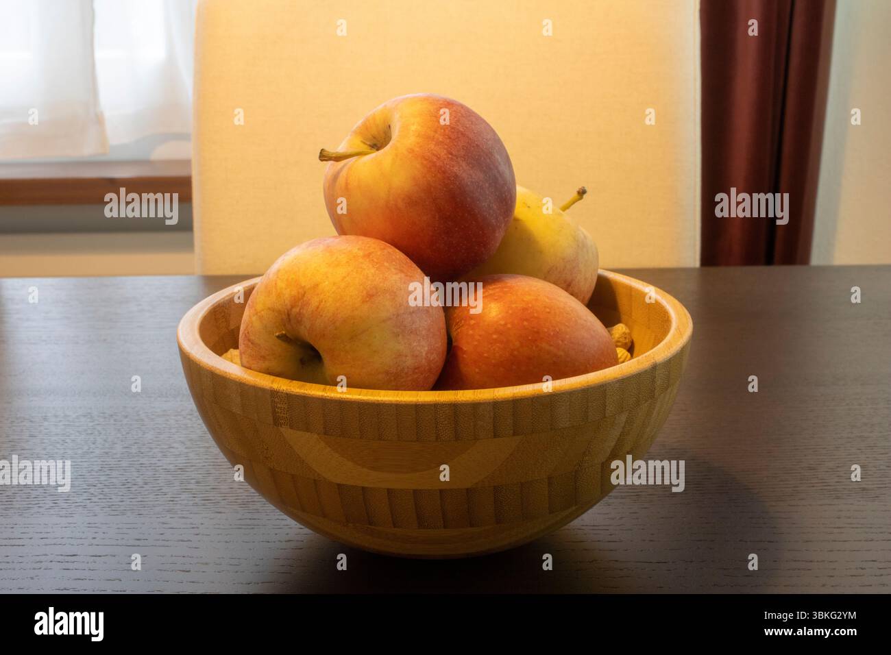 Cestino di mele in legno Foto Stock
