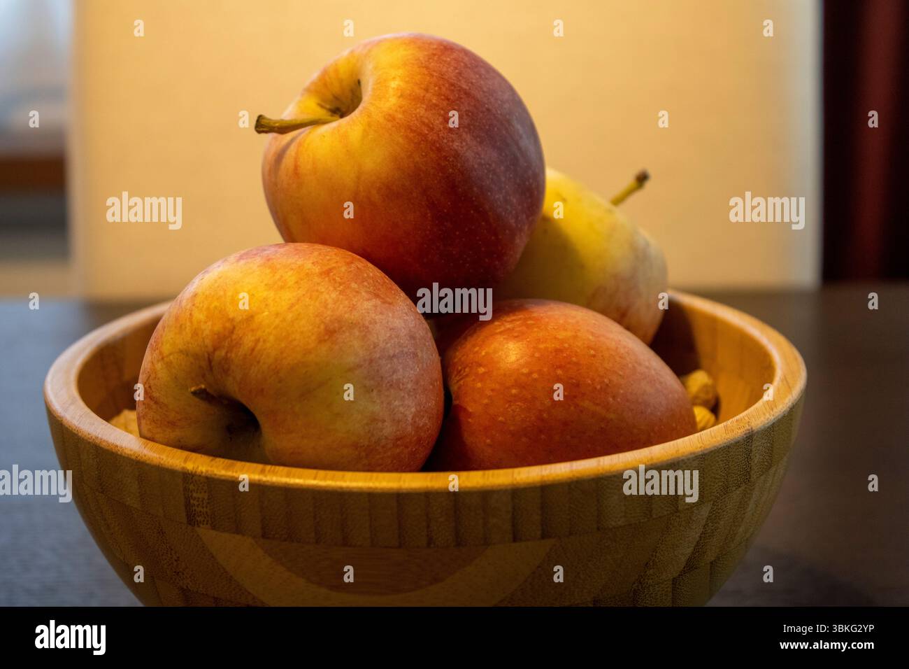 Cestino di mele in legno Foto Stock