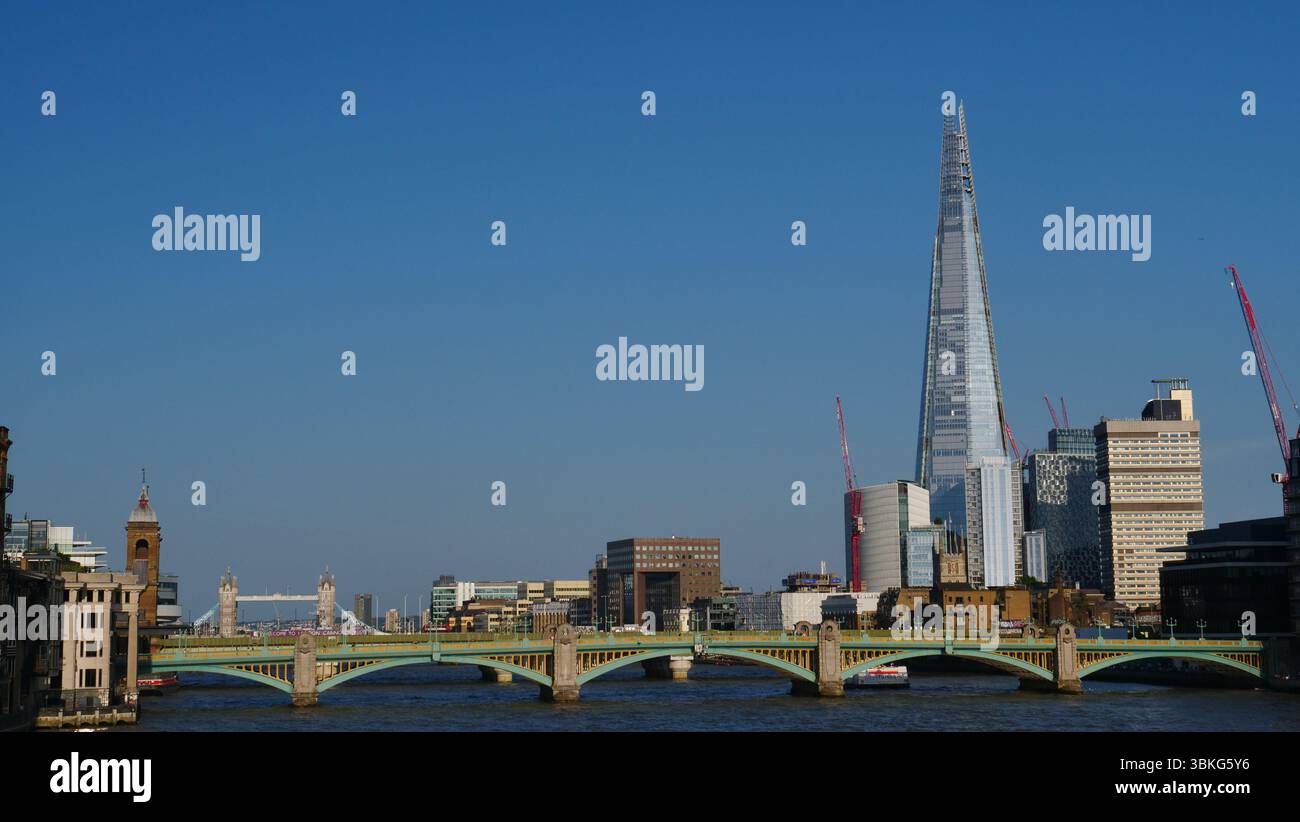 Una vista del fiume Tamigi dal Millennium Bridge con una vista dell'edificio Shard e del Blackfriars Bridge e del Tower Bridge sullo sfondo Foto Stock