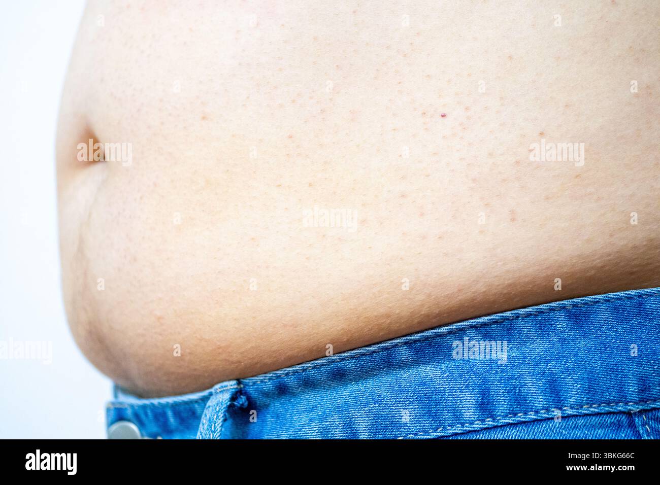 Corpo uomo obesità, pancia maschile grasso, primo piano su sfondo bianco.evidenziando problemi di obesità o peso corporeo. Foto Stock