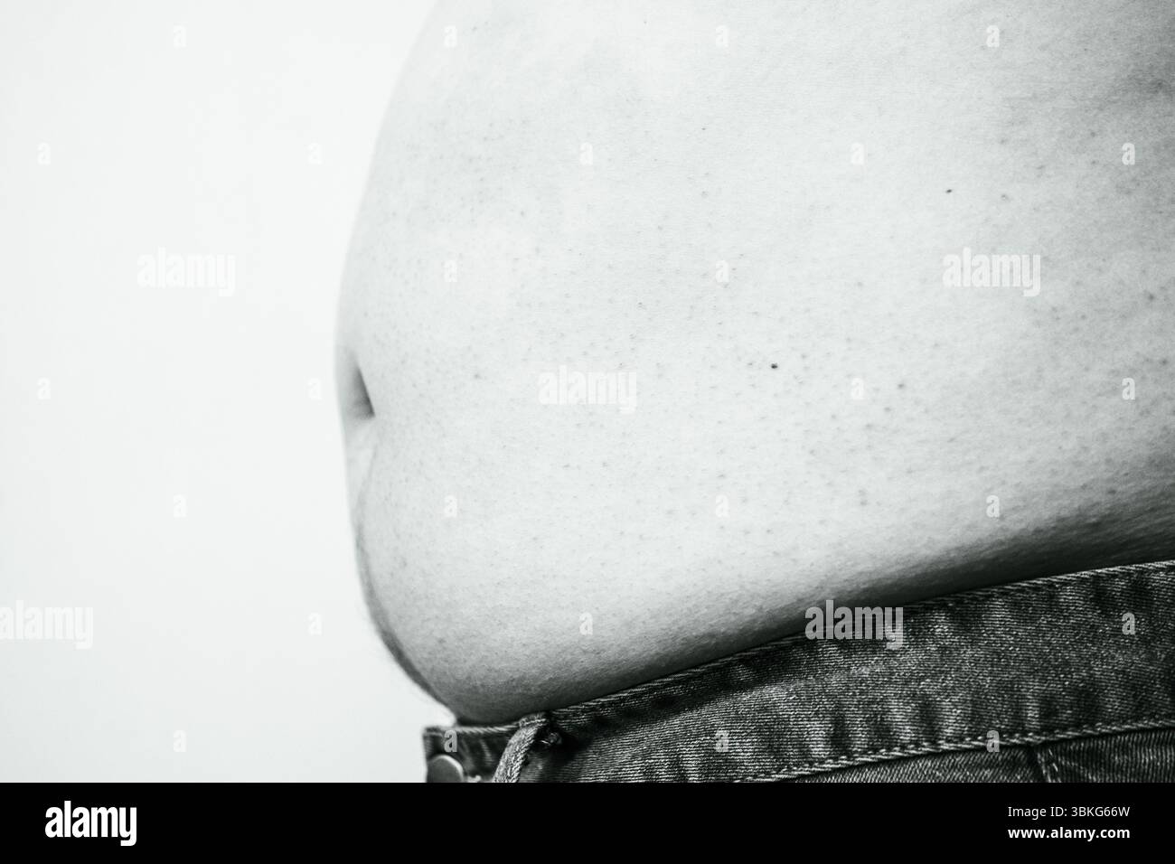 Corpo uomo obesità, pancia maschile grasso, primo piano su sfondo bianco.evidenziando problemi di obesità o peso corporeo. Foto Stock