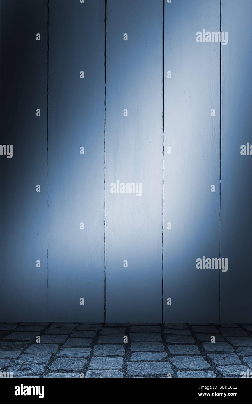 Le pareti in pannelli di legno sono mostrate in un angolo di design piatto, con pavimento in ciottoli grigio e blu tenue Foto Stock