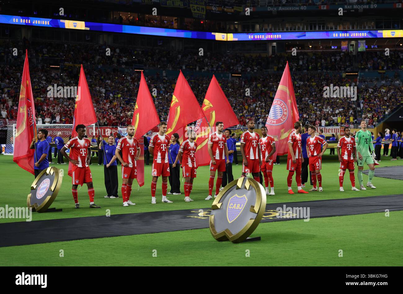 Miami Gardens, USA, 20 giugno 2025. I giocatori del Bayern Monaco si schierano durante la partita della Coppa del mondo Bayern Monaco vs CA Boca Juniors all’Hard Rock Stadium, Miami Gardens. Il credito immagine dovrebbe essere: David Klein / Sportimage Foto Stock
