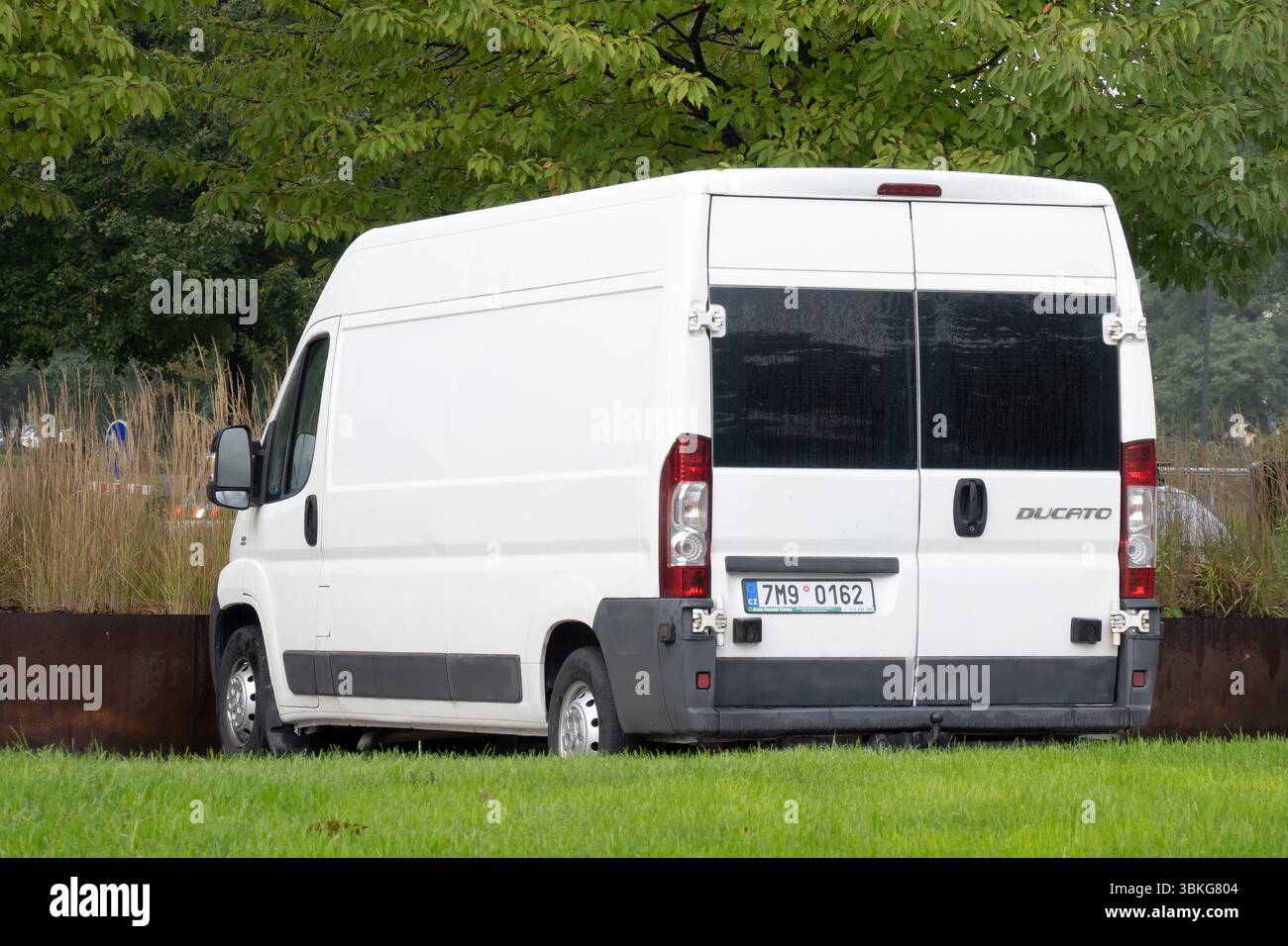 OSTRAVA, CECHIA - 10 OTTOBRE 2023: Furgone bianco Fiat Ducato parcheggiato in strada a Ostrava, vista laterale posteriore Foto Stock
