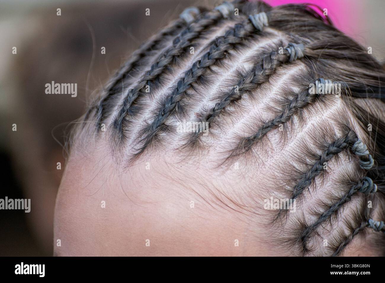 Linee geometriche in un acconciatura professionale intrecciata. Foto Stock