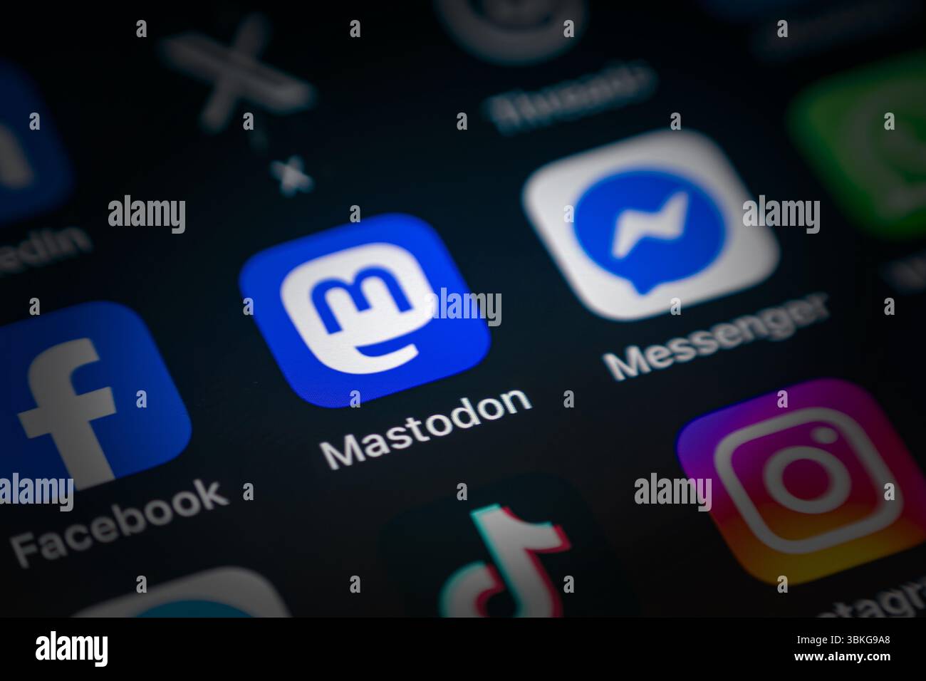 Antalya, Turchia - 5 giugno 2025: Icona Mastodon App tra le varie icone delle applicazioni sullo schermo dello smartphone Foto Stock