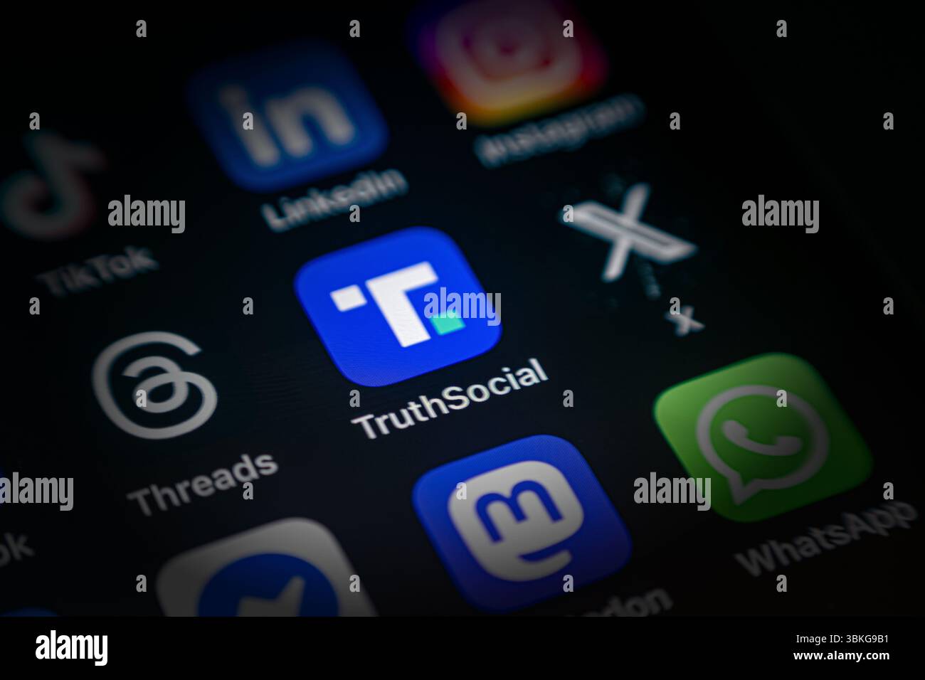 Antalya, Turchia - 5 giugno 2025: Icona Truth Social App tra le varie icone delle applicazioni sullo schermo dello smartphone Foto Stock