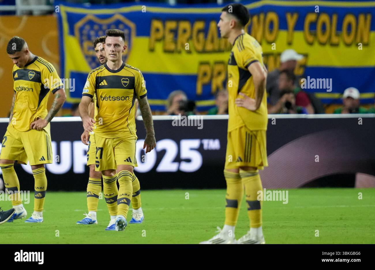 Miami, Stati Uniti. 20 giugno 2025. I giocatori del CA Boca Juniors reagiscono dopo la partita del gruppo C tra il Bayern Monaco di Germania e IL CA Boca Juniors di Argentina alla Coppa del mondo per club FIFA 2025 all'Hard Rock Stadium di Miami, Stati Uniti, 20 giugno 2025. Crediti: Huang Zongzhi/Xinhua/Alamy Live News Foto Stock