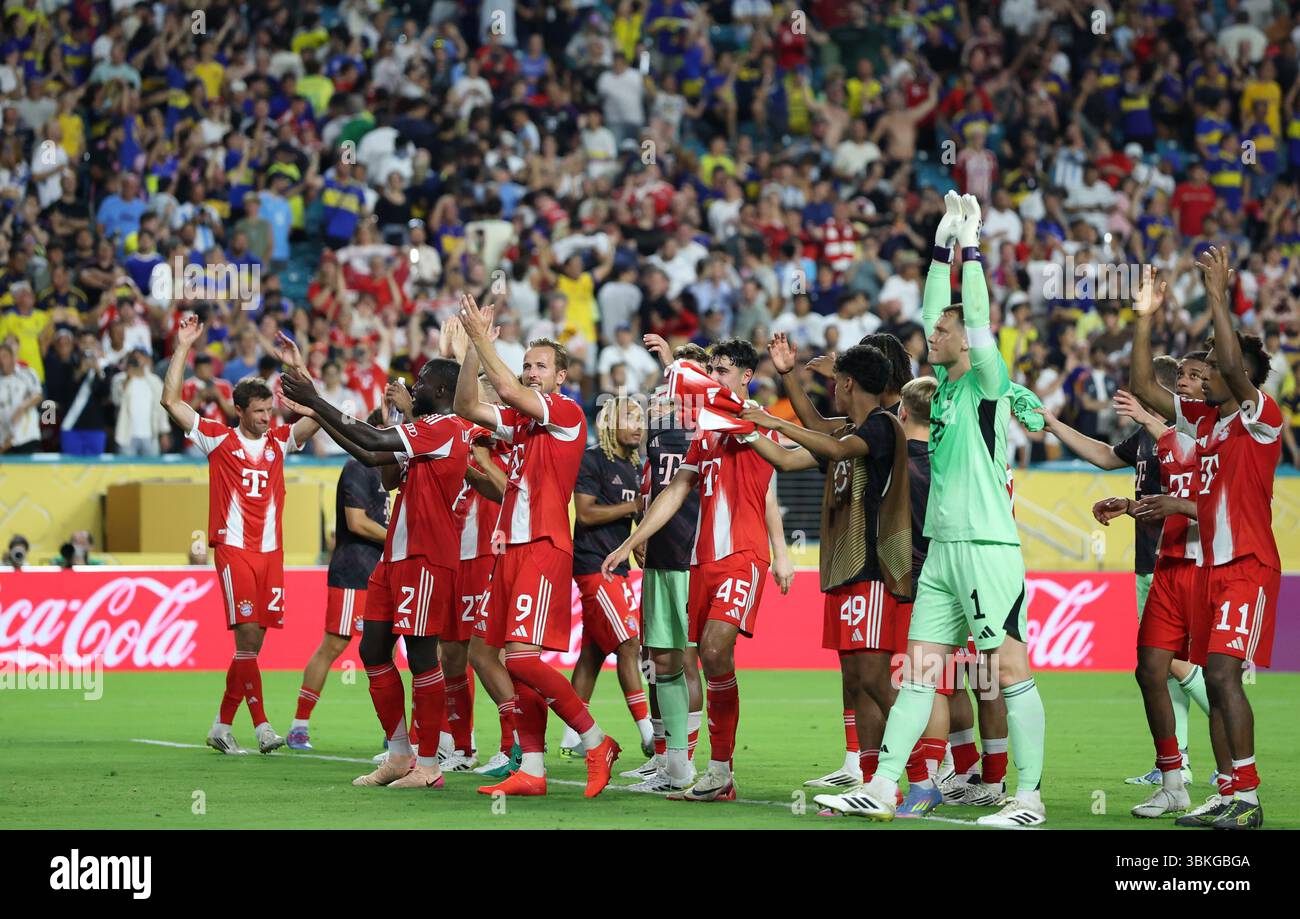 Miami, Stati Uniti. 20 giugno 2025. I giocatori del Bayern Monaco salutano gli spettatori dopo la partita del gruppo C tra il Bayern Monaco di Germania e IL CA Boca Juniors di Argentina alla Coppa del mondo per club FIFA 2025 all'Hard Rock Stadium di Miami, Stati Uniti, 20 giugno 2025. Crediti: Li Ming/Xinhua/Alamy Live News Foto Stock