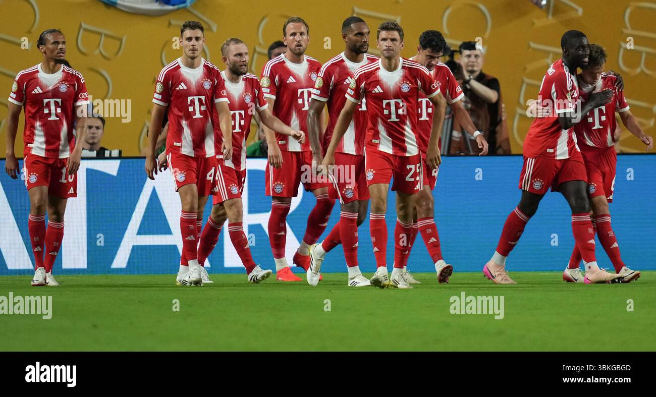 Miami, Stati Uniti. 20 giugno 2025. I giocatori del Bayern Monaco festeggiano il punteggio ottenuto durante la partita del gruppo C tra il Bayern Monaco di Germania e IL CA Boca Juniors di Argentina alla Coppa del mondo per club FIFA 2025 all'Hard Rock Stadium di Miami, Stati Uniti, 20 giugno 2025. Crediti: Huang Zongzhi/Xinhua/Alamy Live News Foto Stock