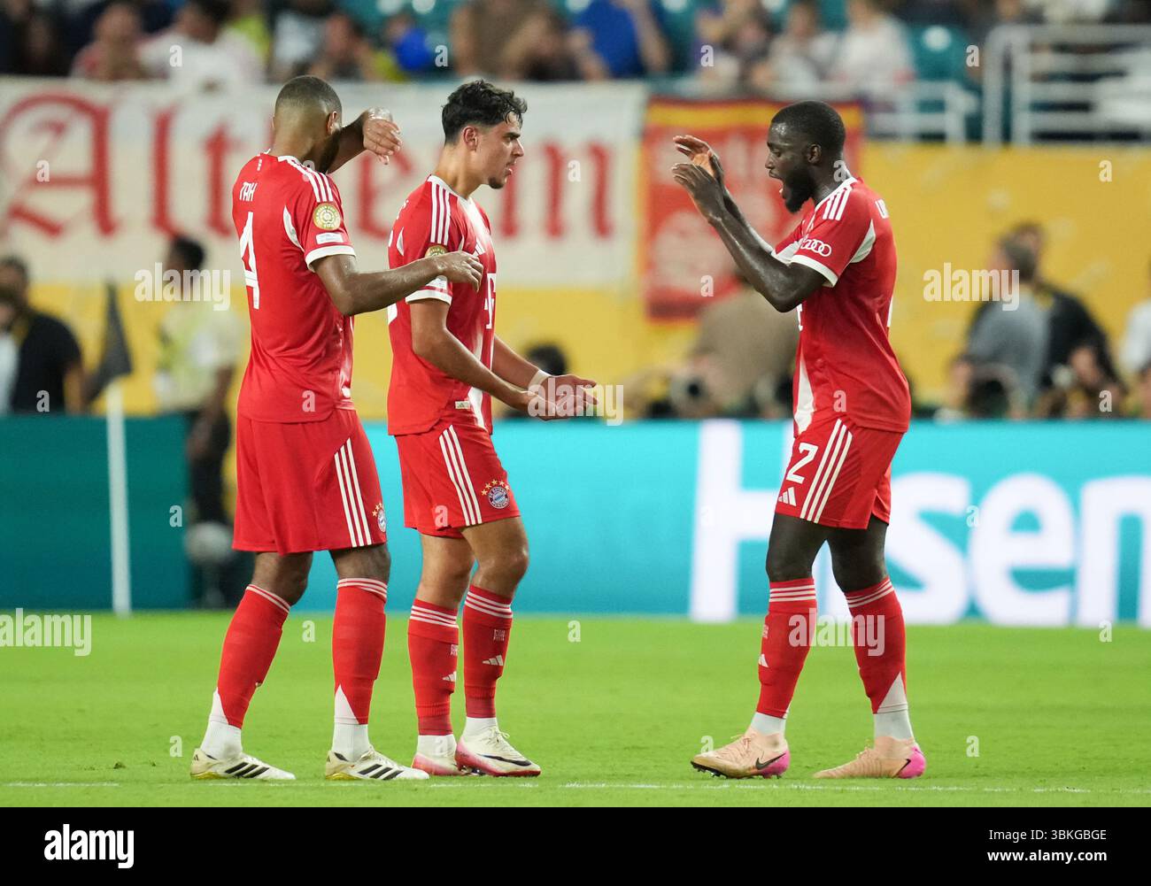 Miami, Stati Uniti. 20 giugno 2025. I giocatori del Bayern Monaco festeggiano dopo aver vinto la partita del gruppo C tra il Bayern Monaco di Germania e IL CA Boca Juniors di Argentina alla Coppa del mondo per club FIFA 2025 all'Hard Rock Stadium di Miami, Stati Uniti, 20 giugno 2025. Crediti: Huang Zongzhi/Xinhua/Alamy Live News Foto Stock