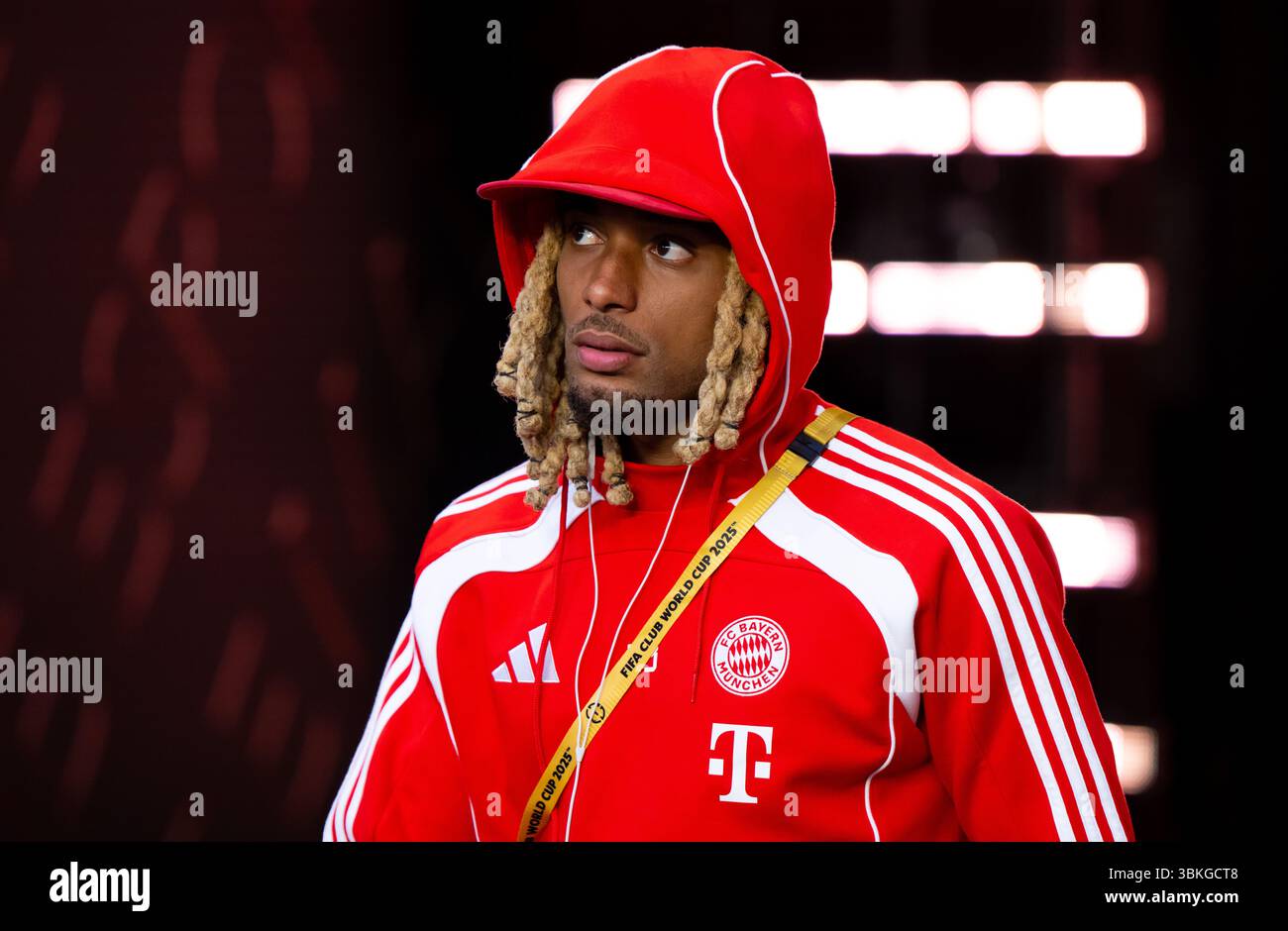21 giugno 2025, USA, Miami: Calcio: Club World Cup, Bayern Monaco - Boca Juniors, turno preliminare, gruppo C, partita 2 all'Hard Rock Stadium. Sacha Boey da Monaco arriva allo stadio prima della partita. Foto: Sven Hoppe/dpa Foto Stock