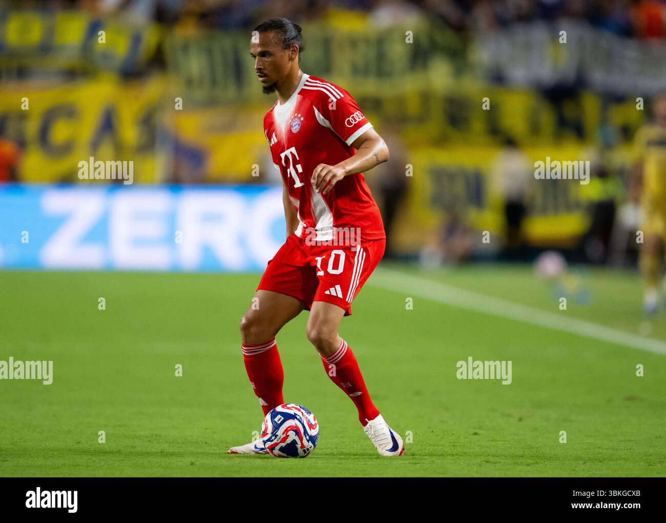 20 giugno 2025, USA, Miami: Calcio: Club World Cup, Bayern Monaco - Boca Juniors, turno preliminare, gruppo C, partita 2 all'Hard Rock Stadium. Leroy sane di Monaco gioca la palla. Foto: Sven Hoppe/dpa Foto Stock