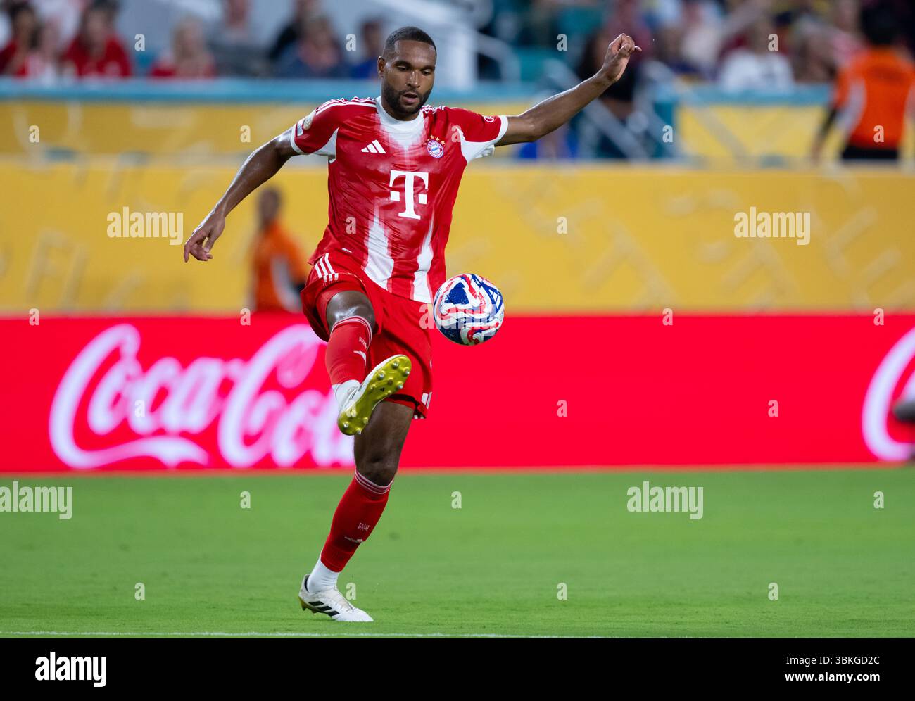 Miami, Stati Uniti. 20 giugno 2025. Calcio: Club World Cup, Bayern Monaco - Boca Juniors, turno preliminare, gruppo C, partita 2 all'Hard Rock Stadium. Jonathan Tah di Monaco gioca la palla. Crediti: Sven Hoppe/dpa/Alamy Live News Foto Stock