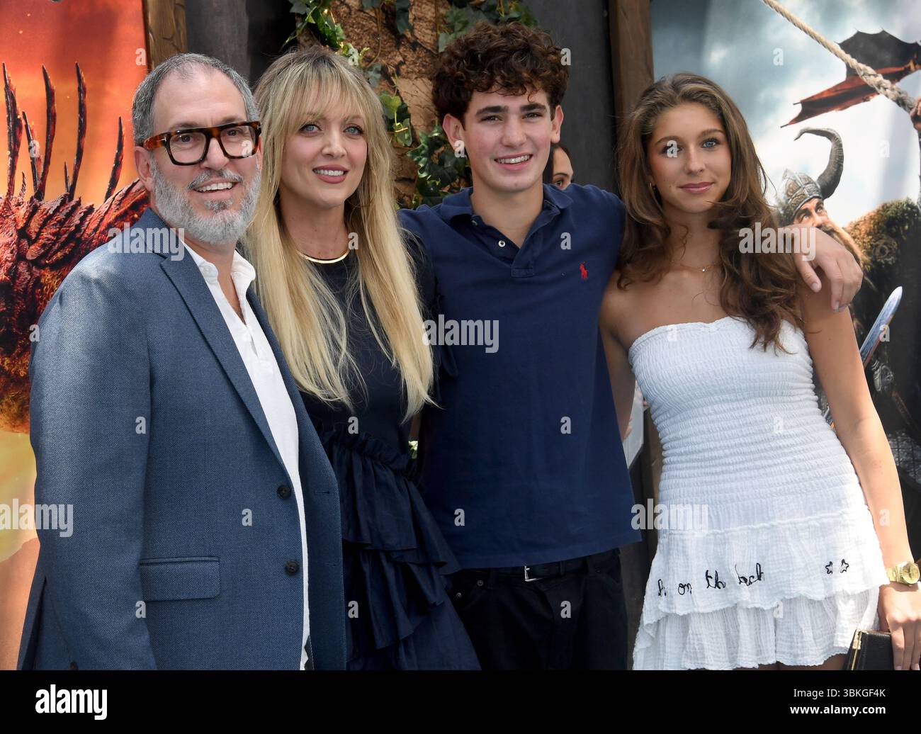Il produttore Michael Connolly e la sua famiglia partecipano alla prima di "How to Train Your Dragon" tenutasi all'Academy Museum of Motion Pictures. Foto Stock