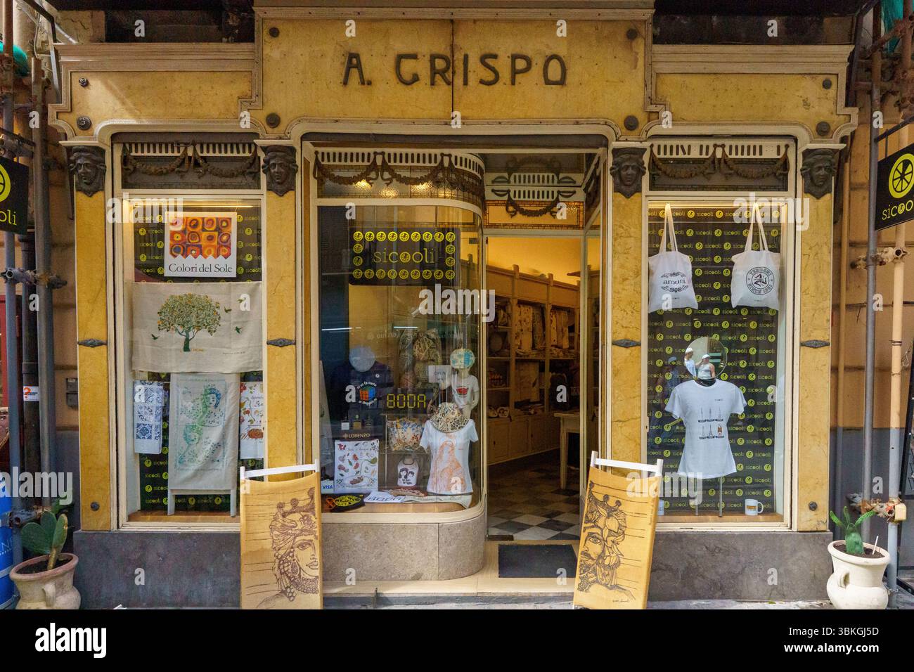 Una vibrante vista a livello della strada del negozio 'A Crispo' di Palermo, in Sicilia, caratterizzato da una tradizionale boutique siciliana con caratteri architettonici vintage Foto Stock