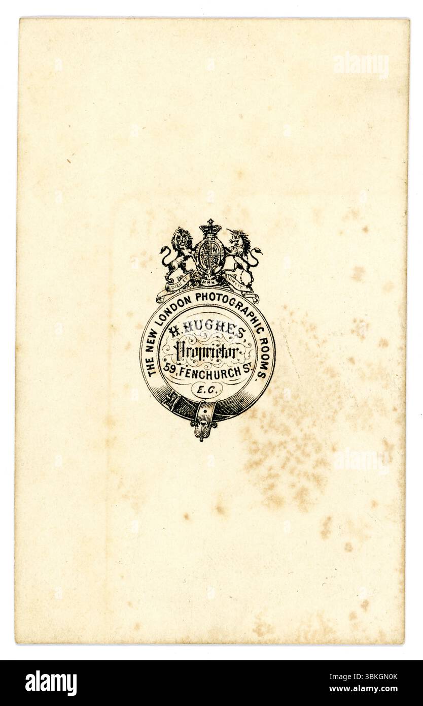 Retro della carta de visite Vittoriana originale (biglietto da visita o CDV), Studio di H Hughes , 59 Fenchurch st. Londra, Inghilterra, Regno Unito circa 1865 Foto Stock