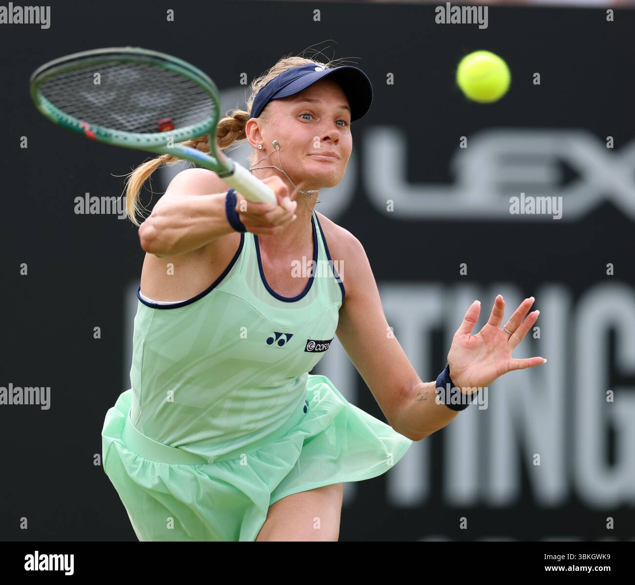 Dayana Yastremska (UKR) nel suo match contro Magda Linette (POL) durante la semifinale femminile del Lexus Nottingham Open Tennis Open il 14 giugno 2025 Foto Stock