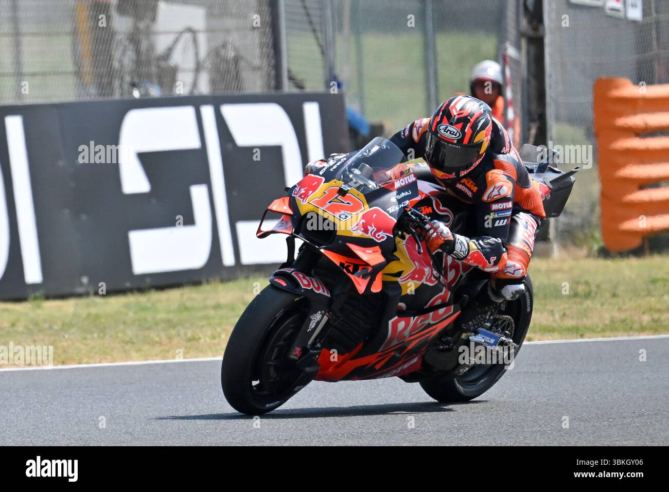 Scarperia, Toscana. 21 giugno 2025. Maverick Vinales di Spagna in sella alla Red Bull KTM Tech3 (12) durante le qualifiche del Gran Premio MotoGP al Mugello. Scarperia (Italia), il 21 giugno 2025 crediti: massimo insabato/Alamy Live News Foto Stock
