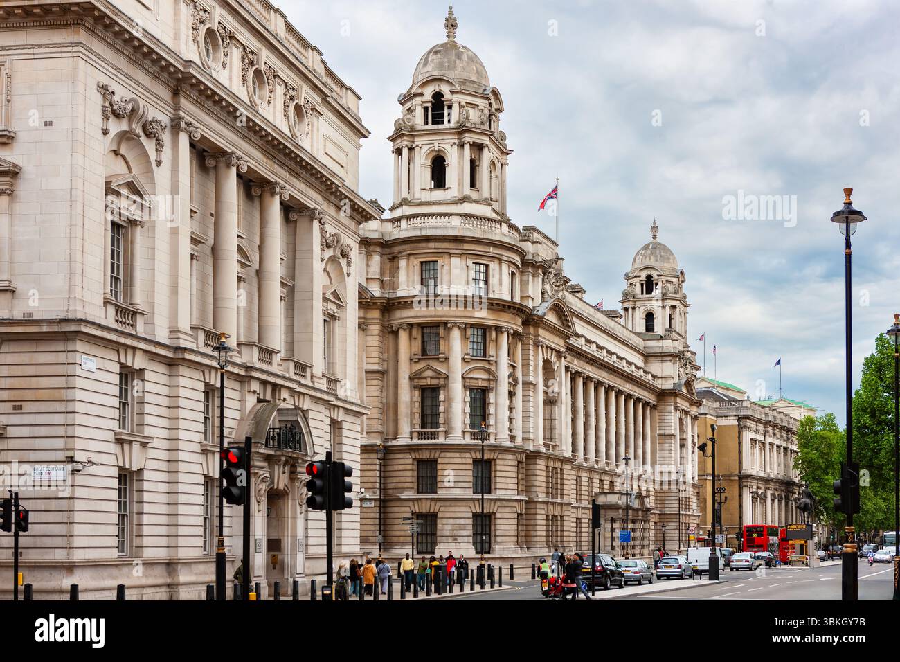 Londra, Regno Unito - 9 maggio 2011 : Whitehall. Strada della città da Trafalgar Square a Parliament Square, con l'edificio del vecchio ufficio della Guerra nella seconda Guerra Mondiale. Foto Stock