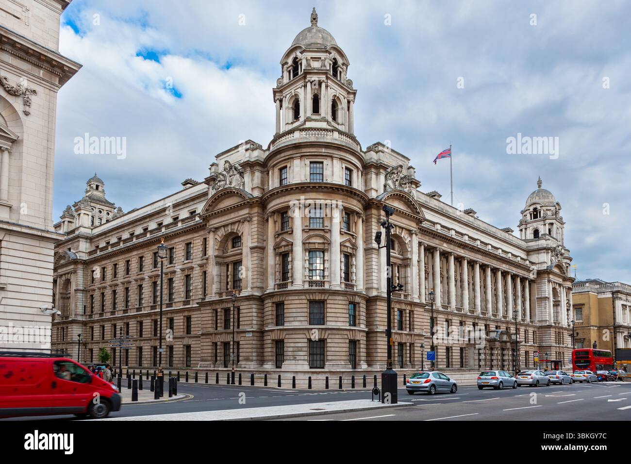 Londra, Regno Unito - 9 maggio 2011: Old War Office Building a Whitehall. Ex edificio per uffici utilizzato da Winston Churchill come quartier generale. Foto Stock