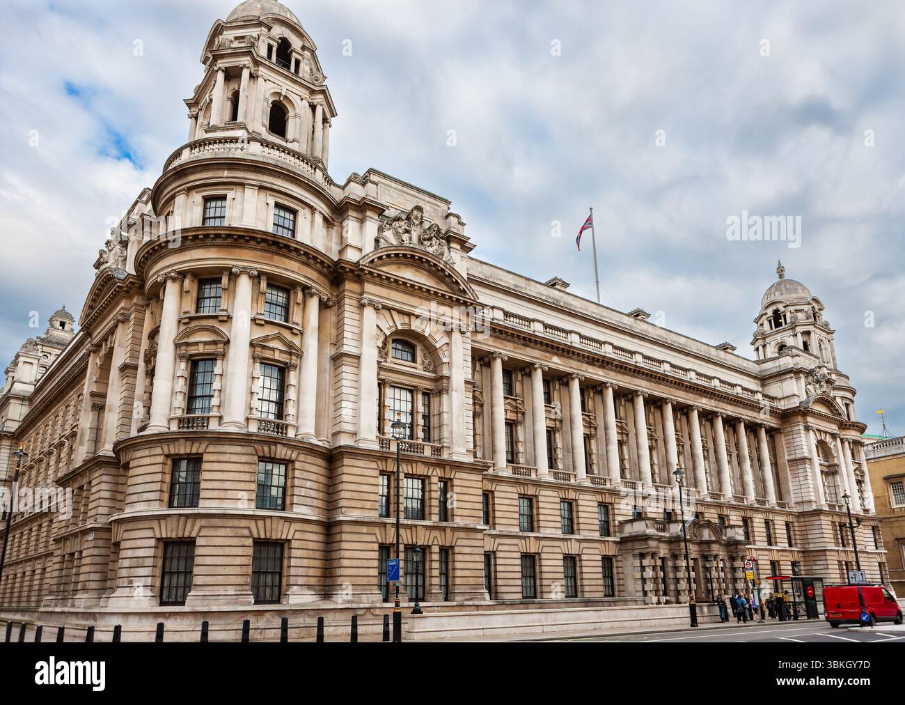 Londra, Regno Unito - 9 maggio 2011: Old War Office Building a Whitehall. Ex edificio per uffici utilizzato da Winston Churchill come quartier generale. Foto Stock