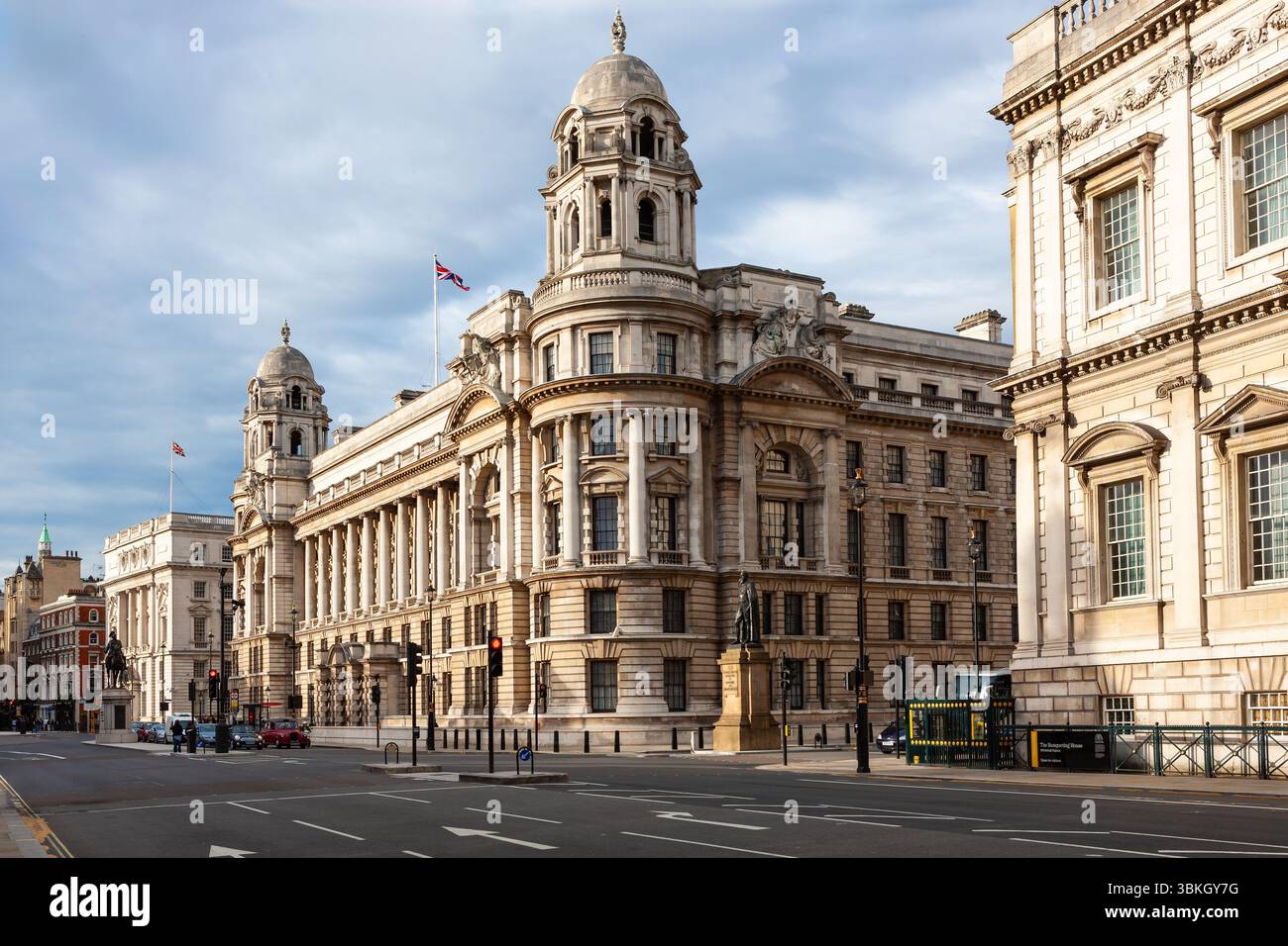 Londra, Regno Unito - 9 maggio 2011 : Whitehall, City Street da Parliament Square a Trafalgar Square. Famosa strada che ospita l'Old War Office. Foto Stock