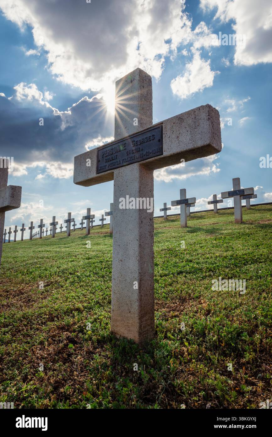 Croci latini con iscrizioni al cimitero militare di Sigolsheim, in Alsazia, Francia Foto Stock