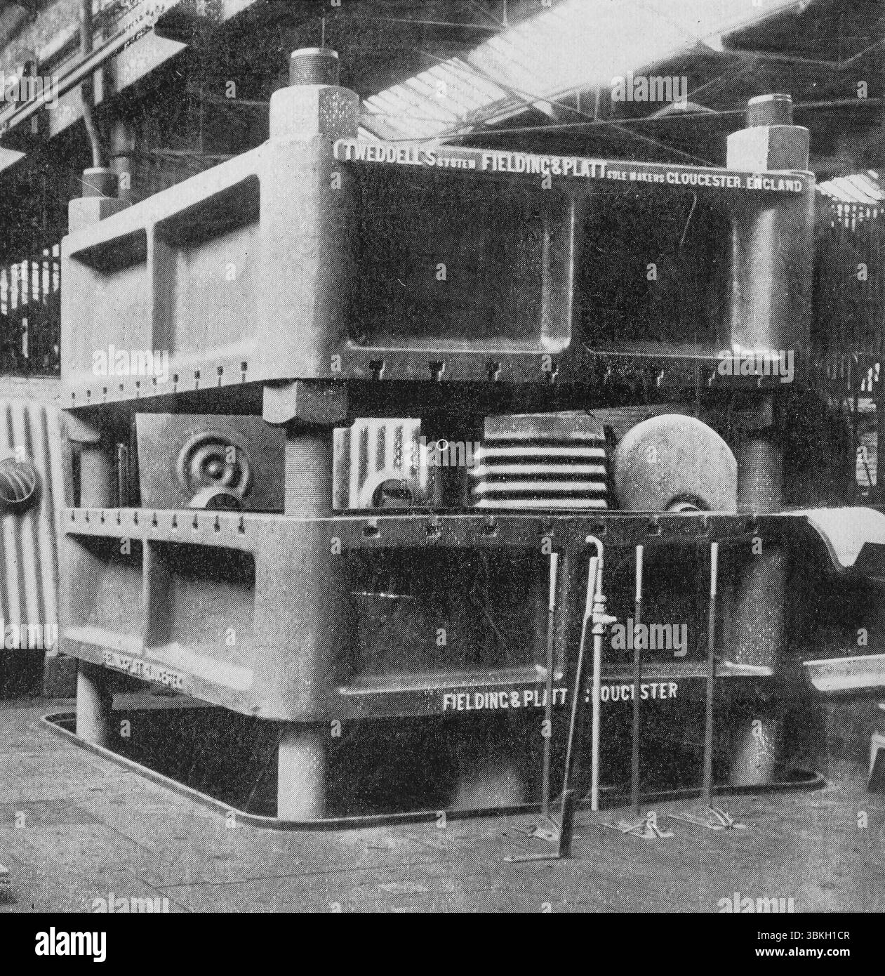 Una pressa idraulica Tweddell's System da 650 tonnellate per piastre flangiate, forgiatura e pressa per impieghi generali. Fielding e Platt di Gloucester, Inghilterra. Questa macchina fu fornita alla London and North-Western Railway Co. Di Crewe, Inghilterra, negli anni '1890 La pressa aveva tre cilindri principali e quattro cilindri a morsa, lavorando a 1500 libbre per pollice quadrato. ingegneria del xix secolo. Fotografia in bianco e nero scattata intorno agli anni '1890 e pubblicata su Cassier's Magazine novembre 1895 Foto Stock